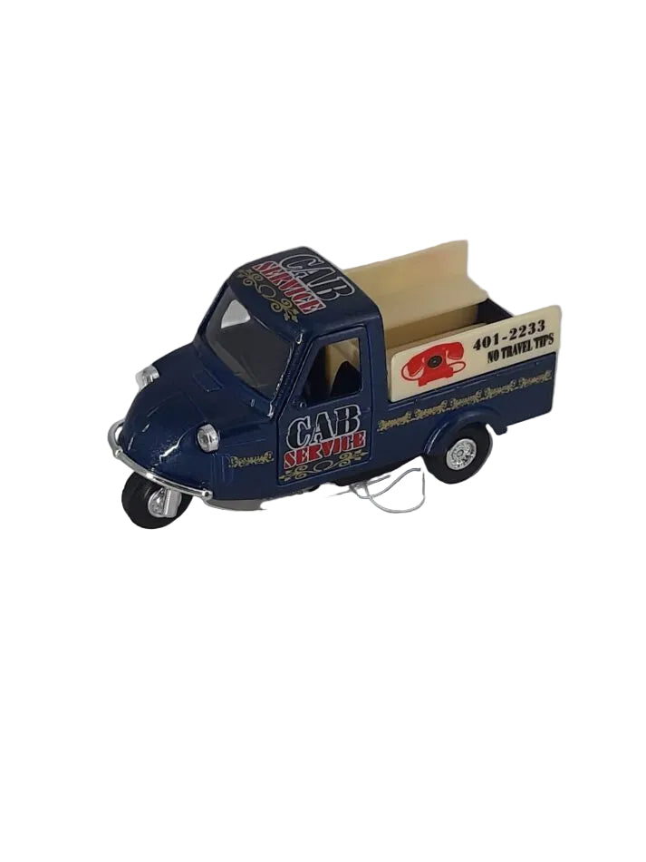 „Blaues Goki Mini Tricycle im Maßstab 1:36, etwa 10,5 × 4,5 × 6 cm groß, aus Metall und Kunststoffteilen. Das Modell besitzt einen Friktionsmotor und zeigt die typische dreirädrige Form eines klassischen Mini‑Tricycles.“