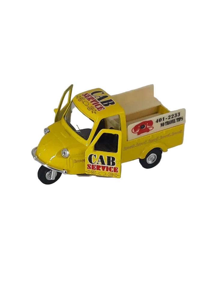 „Gelbes Goki Mini Tricycle im Maßstab 1:36, etwa 10,5 × 4,5 × 6 cm groß, aus Metall und Kunststoffteilen. Das Modell besitzt einen Friktionsmotor und zeigt die typische dreirädrige Form eines klassischen Mini‑Tricycles. - Türen“