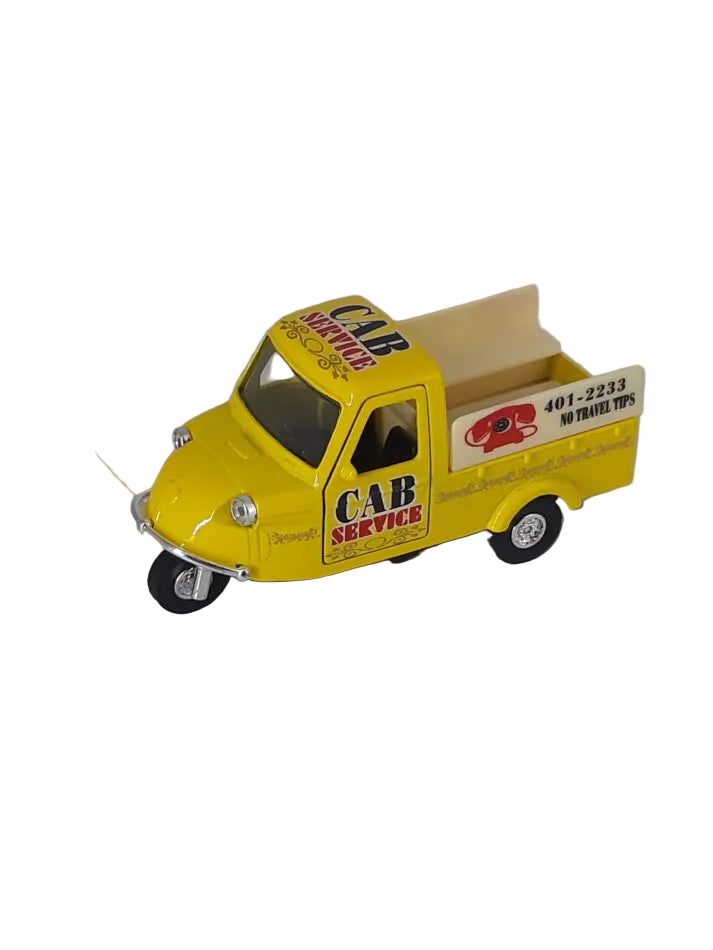 „Gelbes Goki Mini Tricycle im Maßstab 1:36, etwa 10,5 × 4,5 × 6 cm groß, aus Metall und Kunststoffteilen. Das Modell besitzt einen Friktionsmotor und zeigt die typische dreirädrige Form eines klassischen Mini‑Tricycles.“