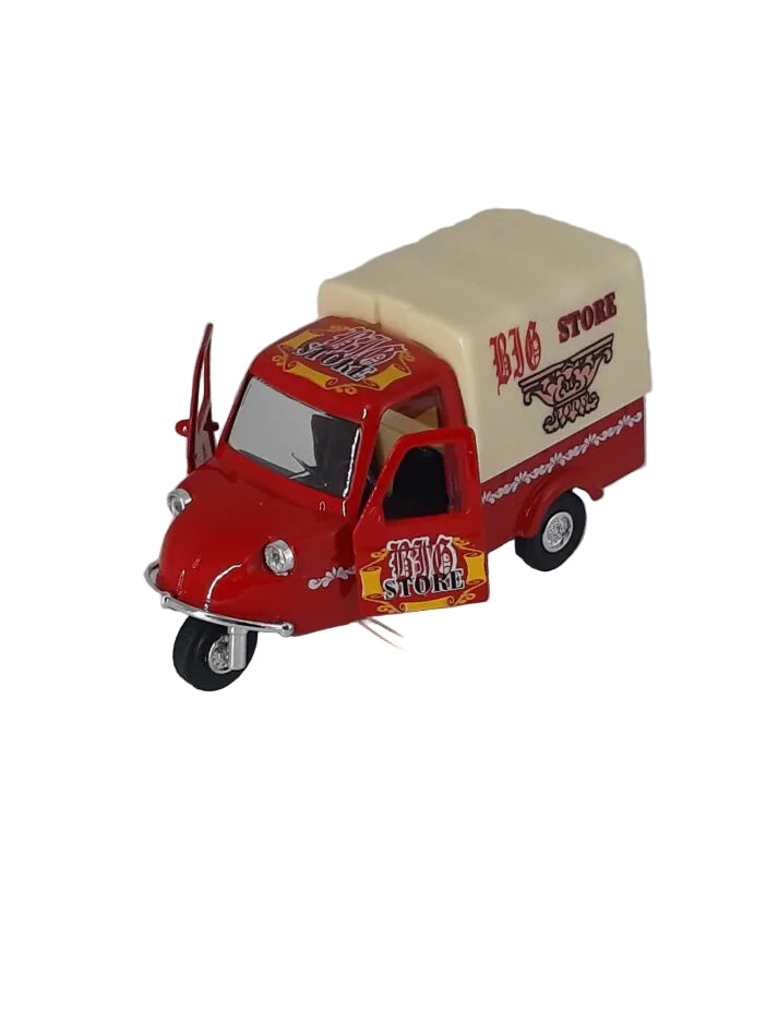 „rotes Goki Mini Tricycle im Maßstab 1:36, etwa 10,5 × 4,5 × 6 cm groß, aus Metall und Kunststoffteilen. Das Modell besitzt einen Friktionsmotor und zeigt die typische dreirädrige Form eines klassischen Mini‑Tricycles - tueren.“