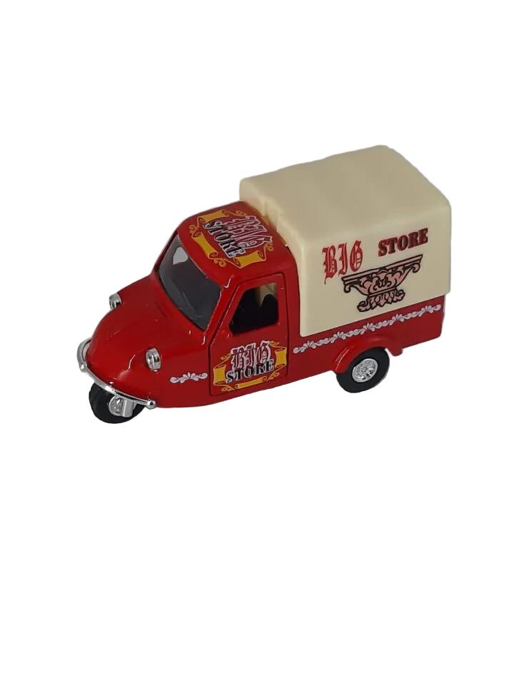 „RotesGoki Mini Tricycle im Maßstab 1:36, etwa 10,5 × 4,5 × 6 cm groß, aus Metall und Kunststoffteilen. Das Modell besitzt einen Friktionsmotor und zeigt die typische dreirädrige Form eines klassischen Mini‑Tricycles.“