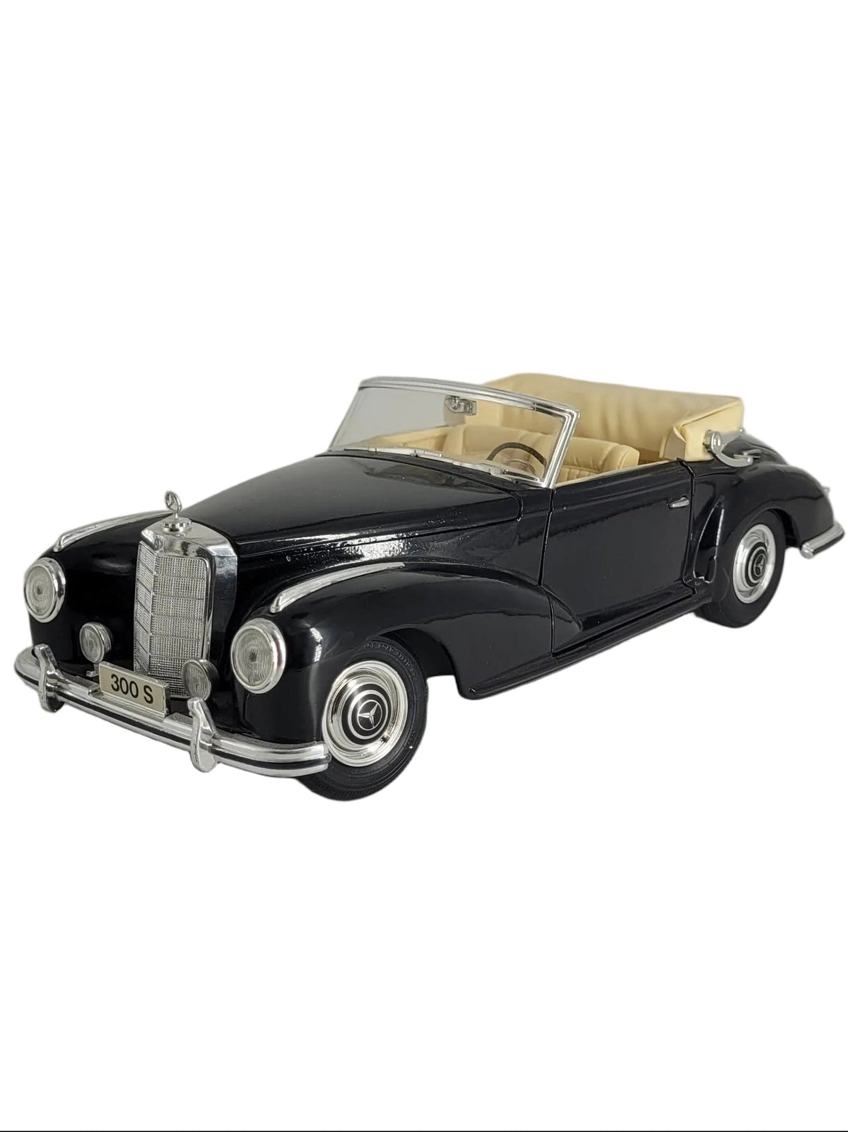 Modellauto Mercedes-Benz 300 S Cabriolet (1955) von Maisto im Maßstab 1:18 in Schwarz mit geöffnetem Kofferraum und beiger Innenausstattung.