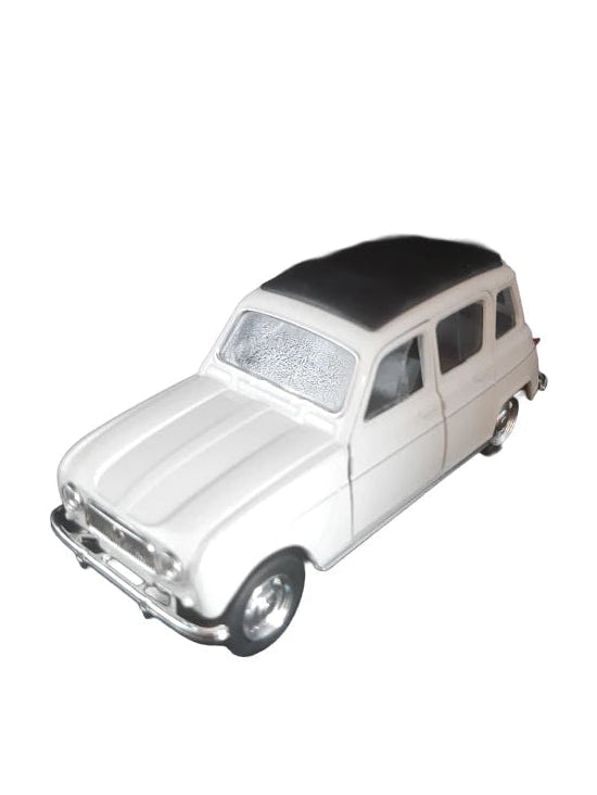 „Weißes Modellauto Renault R4 von Welly im Maßstab 1:36, etwa 12 × 5 × 5 cm groß und 121 g schwer, aus Metall und Kunststoffteilen. Das Miniaturfahrzeug zeigt typische Details des klassischen Renault‑Kleinwagens und eignet sich als nostalgisches Sammlerstück.“