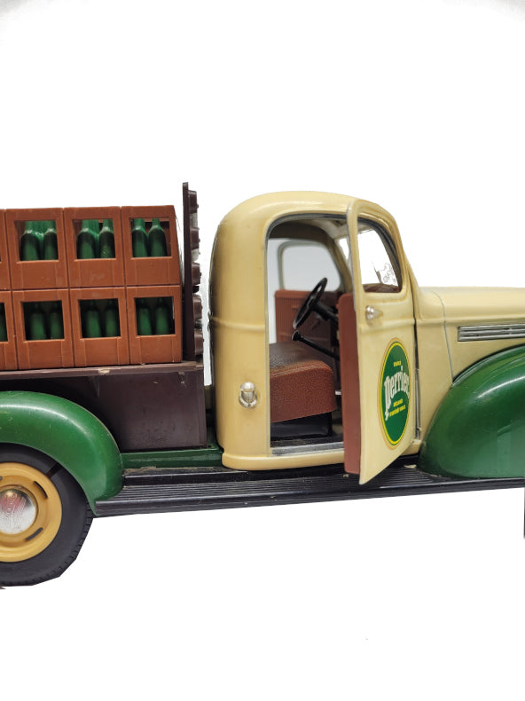 Modellauto Chevrolet Brasseur Perrier Pick-Up 1:19 von Solido ca. 27 cm Länge x 11,0 cm Breite x 10,0 cm Höhe gebraucht,  Fahrer und Beifahrertür lassen sich öffnen, ohne Umverpackung Seitenansicht