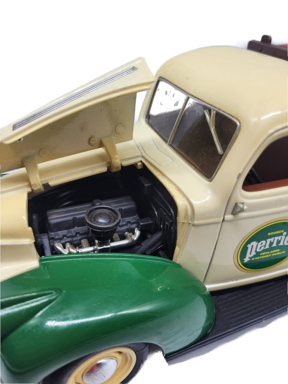 Modellauto Chevrolet Brasseur Perrier Pick-Up 1:19 von Solido ca. 27 cm Länge x 11,0 cm Breite x 10,0 cm Höhe gebraucht,  Fahrer und Beifahrertür lassen sich öffnen, ohne Umverpackung Motorraum