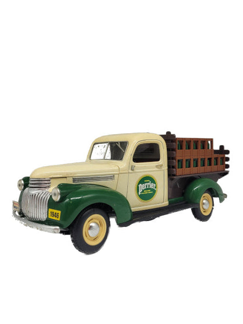 „Modellauto Chevrolet Pickup Brasseur Perrier 1946 im Maßstab 1:19 aus Metall, etwa 26 × 10 × 10,5 cm groß. Das Modell zeigt klassische Linien der 1940er‑Jahre, ist gebraucht und ein Flohmarktfund.“