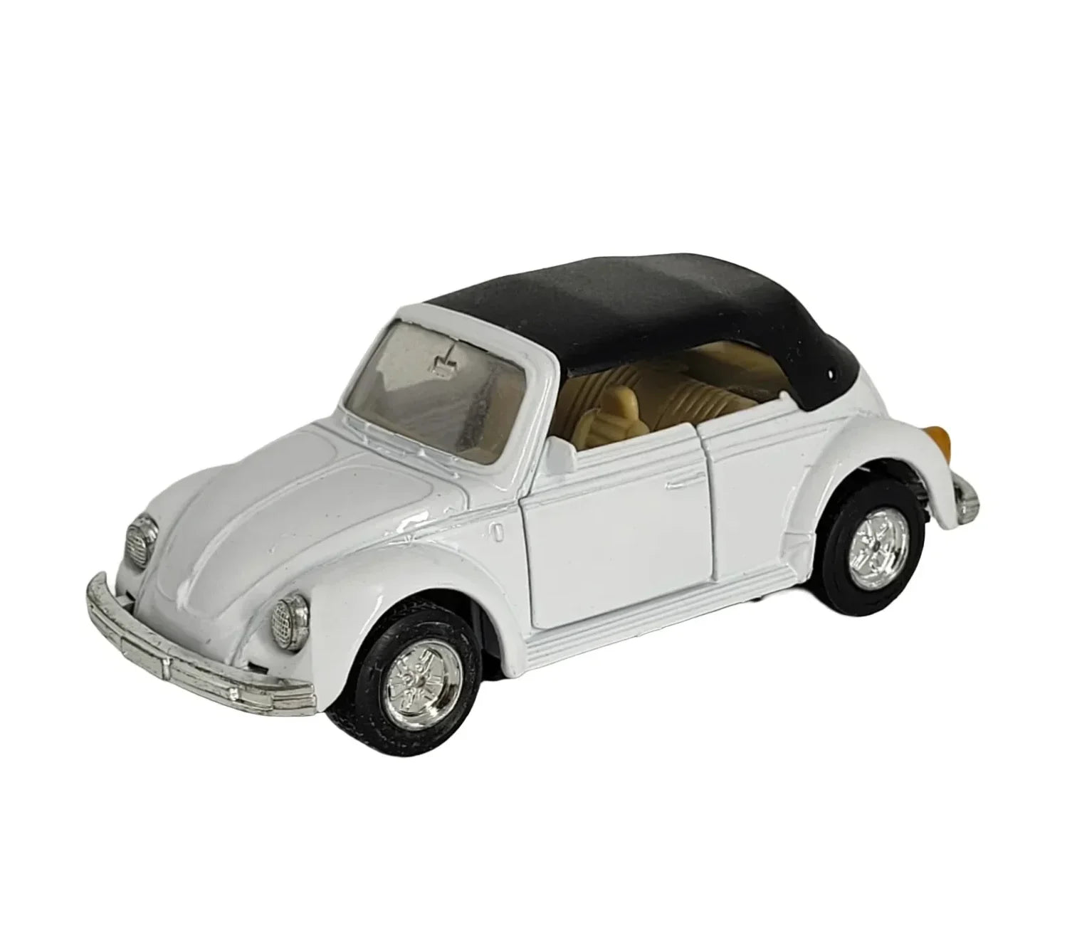 „Modellauto VW Käfer Cabrio von Playbear im Maßstab 1:36. Weißes Cabriolet mit beigem Innenraum, geöffneten Türen und silbernen Felgen. Verpackt in rotem Karton mit Sichtfenster, Aufdruck ‚MINI-SPRINTER‘. Das Modell zeigt klassische Käfer-Form mit Rückzugsmotor und detailgetreuer Innenausstattung.“