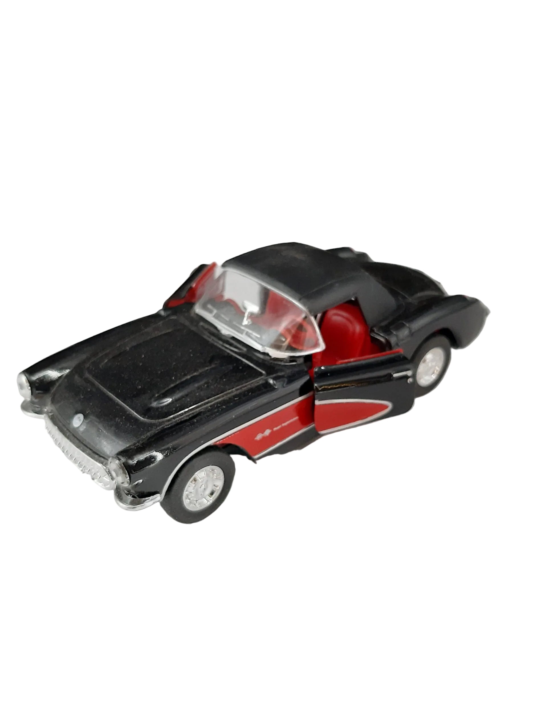„Schwarzes Modellauto Chevrolet Corvette Cabrio Baujahr 1957 im Maßstab 1:36, aus Metall und Kunststoff, etwa 12 × 5 × 4 cm groß. Das Miniaturauto zeigt klassische Linien und Chromdetails der 1950er‑Jahre und besitzt einen Friktionsmotor.“