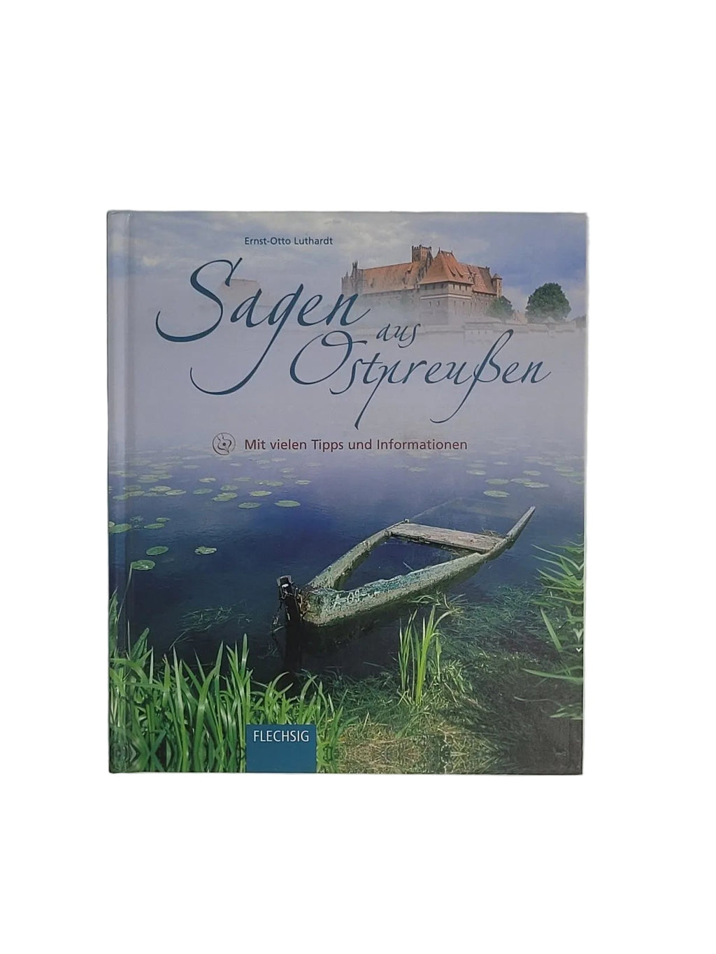 Blue-Hardcover-Buchdeckel von „Sagen aus Ostpreußen“ von Ernst-Otto Luthardt mit einem Motiv einer historischen Burg an einem See mit Holzboot