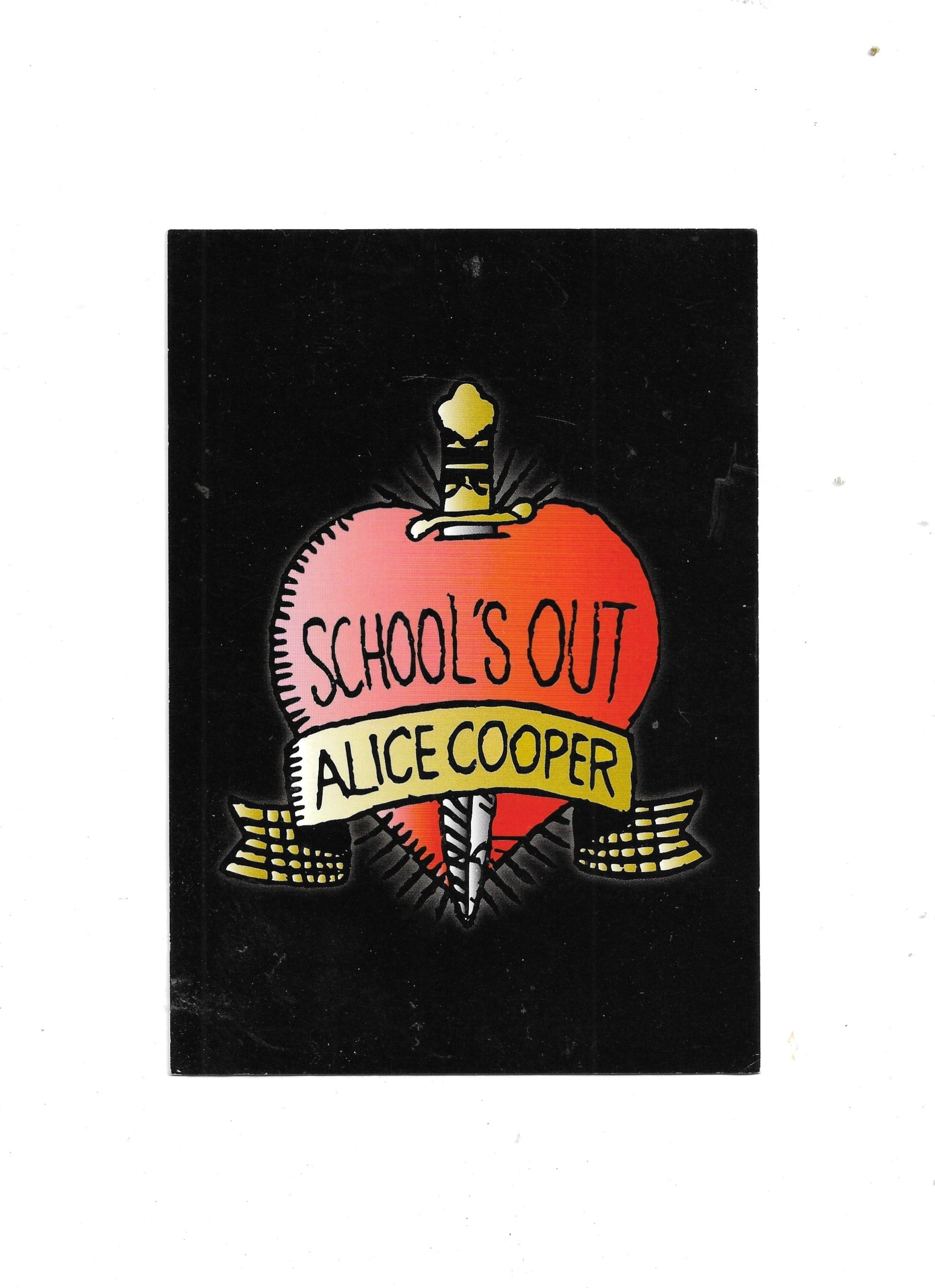 „Postkarte A6 Alice Cooper – School’s Out – Rock Off 2010; Musik‑/Rockmotiv, stabiles Papier, satte Farben, gute Druckqualität, Format 10,5 × 14,8 cm, altersbedingt leicht eingefärbt, EAN 5055295309043