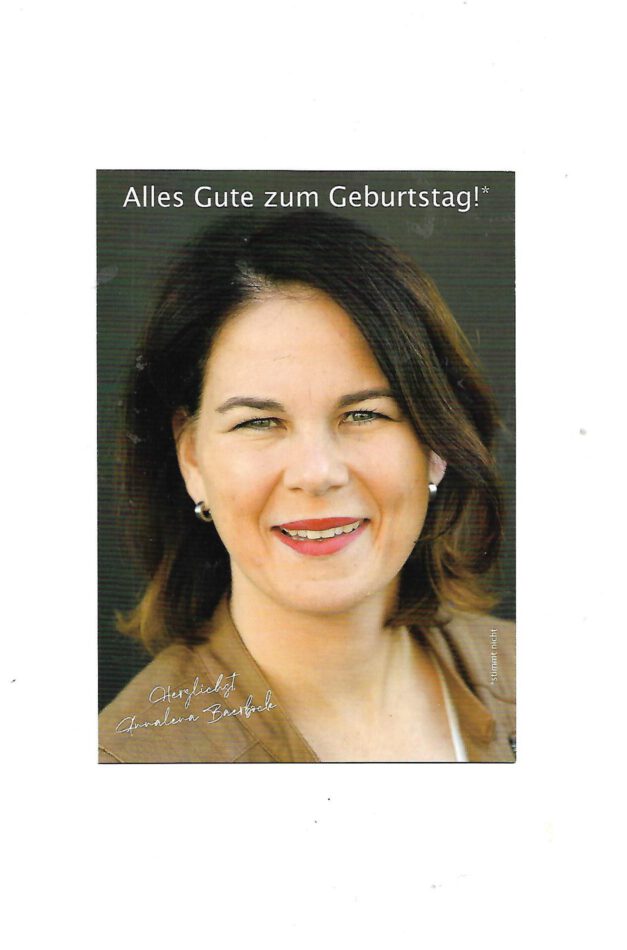 „Postkarte A6 ‚Herzlichst Annalena Baerbock‘; stabiles Papier, satte Farben, gute Druckqualität, Format 10,5 × 14,8 cm, 8 g, EAN 4017272285727“