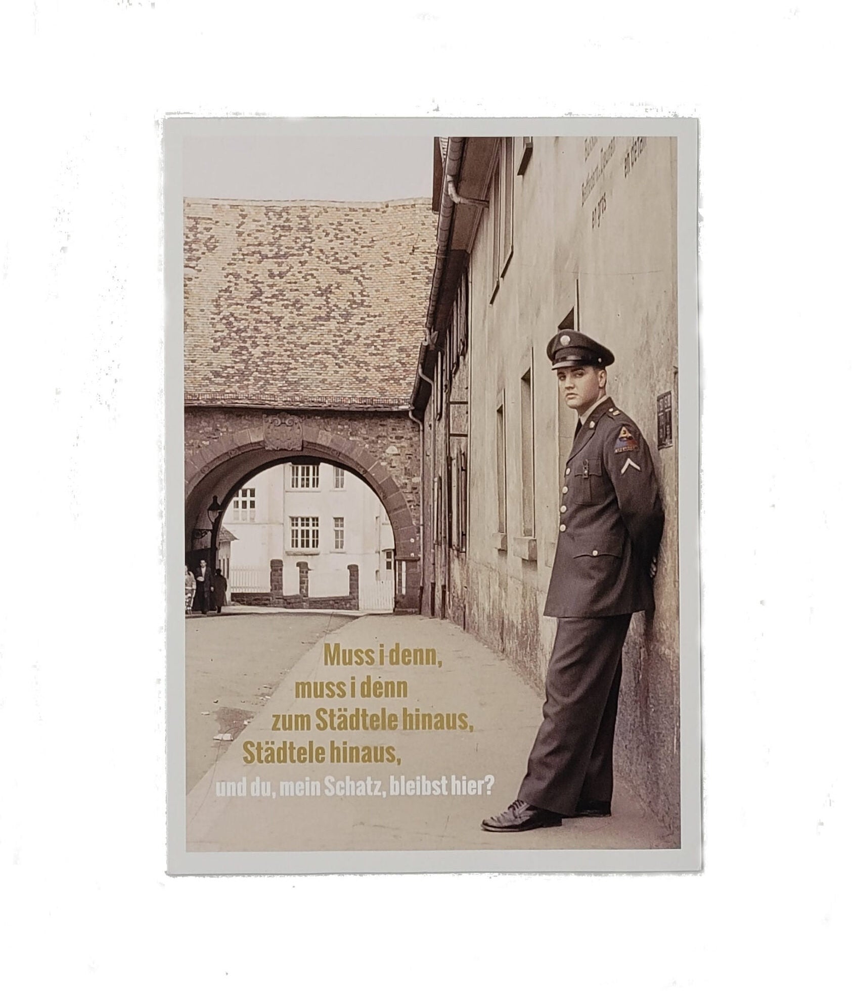 „Postkarte A6 ‚Elvis Presley – muss i denn zum Städtele hinaus‘; stabiles Papier, satte Farben, gute Qualität, Format 10,5 × 14,8 cm“  
