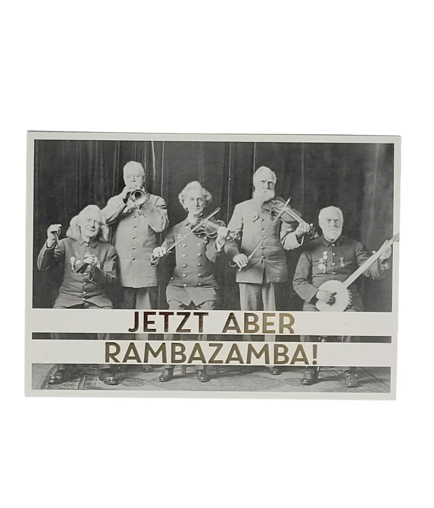 „Schwarz-weiße Postkarte mit fünf älteren Personen in Uniform, die musizieren und feiern. Der Spruch: ‚JETZT ABER RAMBAZAMBA!‘ – ein humorvoller Aufruf zur Lebensfreude.“