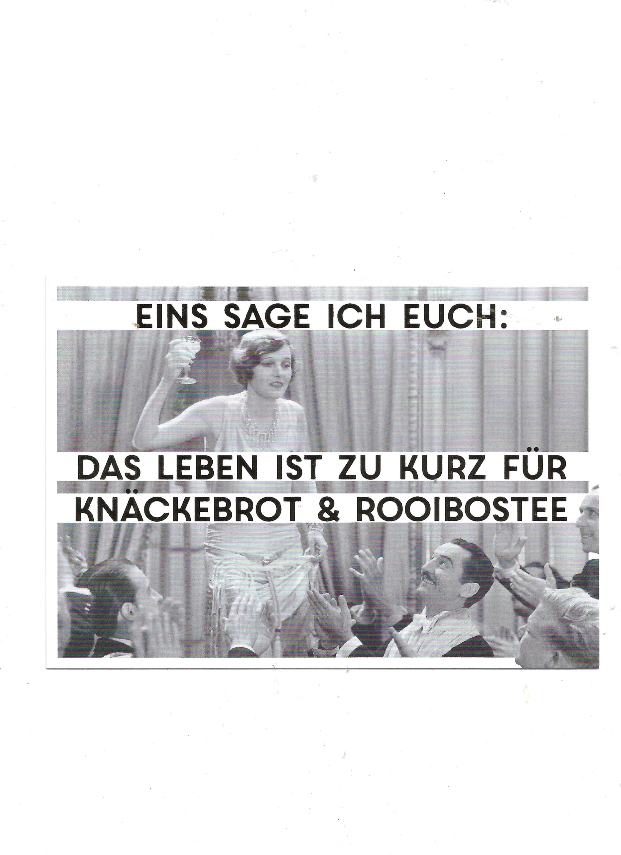 postkarte „Eins sage ich euch: Das Leben ist zu kurz für Knäckebrot &amp; Rooibostee" in goldener Schrift. Motiv: in s/w eine elegante junge Frau, lebenslustig erhebt sie ihr Glas, ihre Botschaft lautet: Verzichtet nicht