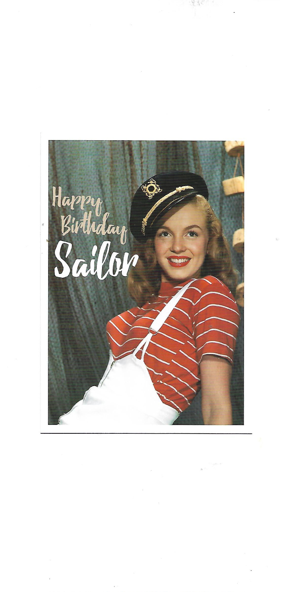 „Postkarte A6 ‚Marilyn Monroe – Happy Birthday Sailor‘; stabiles Papier, satte Farben, gute Druckqualität, Format 10,5 × 14,8 cm, 8 g, EAN 4017272201444, Hersteller Anderskartig – Modern Times GmbH