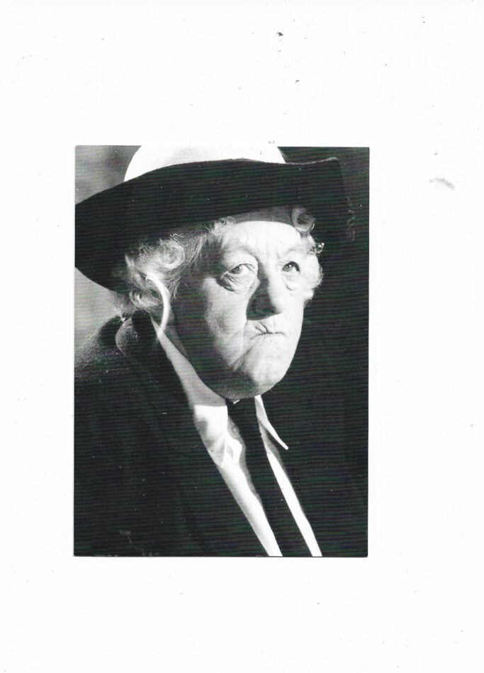 „Postkarte A6 ‚Miss Marple – Margret Rutherford‘; stabiles Papier, satte Farben, gute Druckqualität, Format 10,5 × 14,8 cm, EAN 4017272131536, Hersteller Anderskartig – Modern Times GmbH“