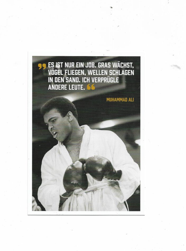 „Postkarte A6 ‚Muhammad Ali – Es ist nur ein Job‘; stabiles Papier, satte Farben, gute Druckqualität, Format 10,5 × 14,8 cm, 8 g, EAN 4017272202090, Hersteller Anderskartig – Modern Times GmbH“