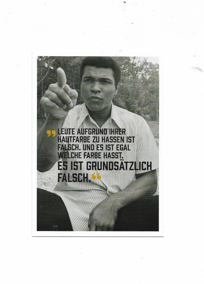 „Postkarte A6 ‚Muhammad Ali – Hautfarbe‘; stabiles Papier, satte Farben, gute Druckqualität, Format 10,5 × 14,8 cm, 8 g, EAN 4017272202120, Hersteller Anderskartig – Modern Times GmbH“
