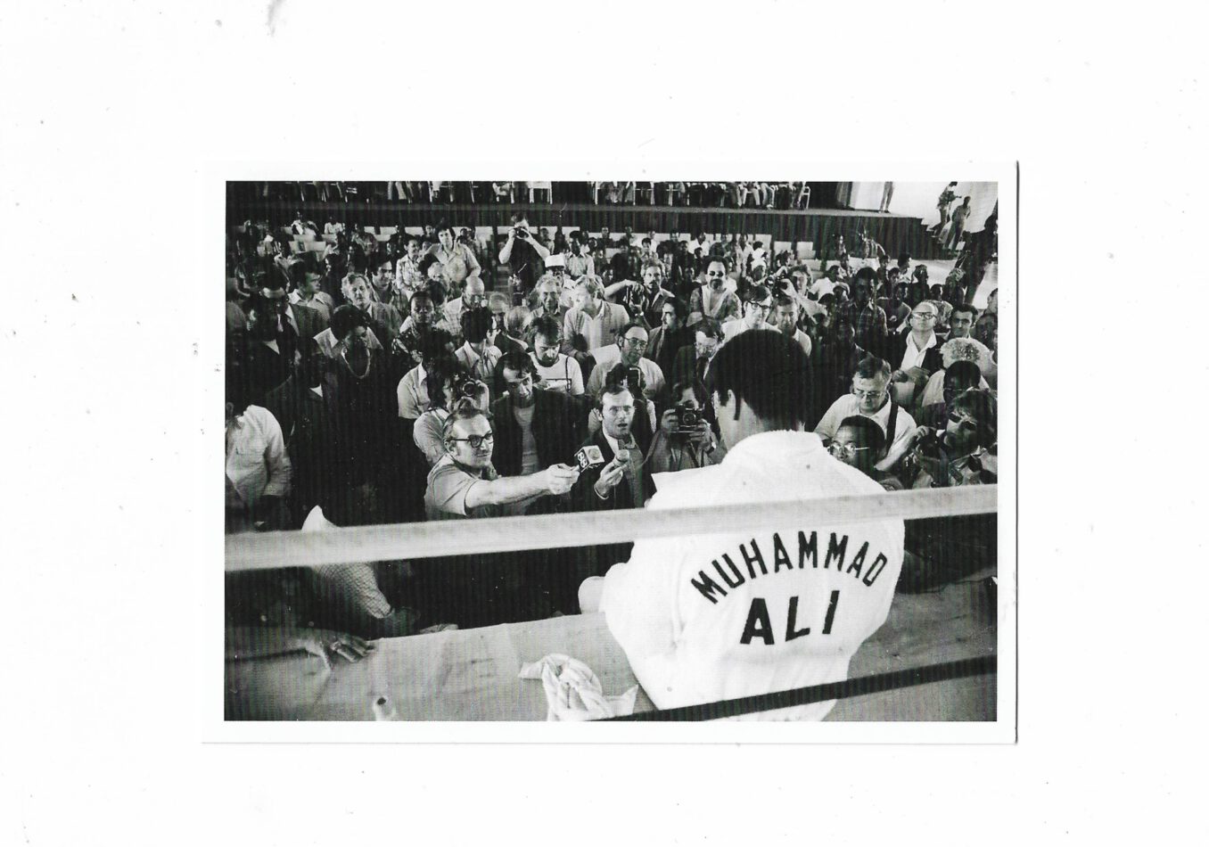 „Postkarte A6 ‚Muhammad Ali – Pressekonferenz‘; stabiles Papier, satte Farben, gute Druckqualität, Format 10,5 × 14,8 cm, EAN 4017272202182, Hersteller Anderskartig – Modern Times GmbH“