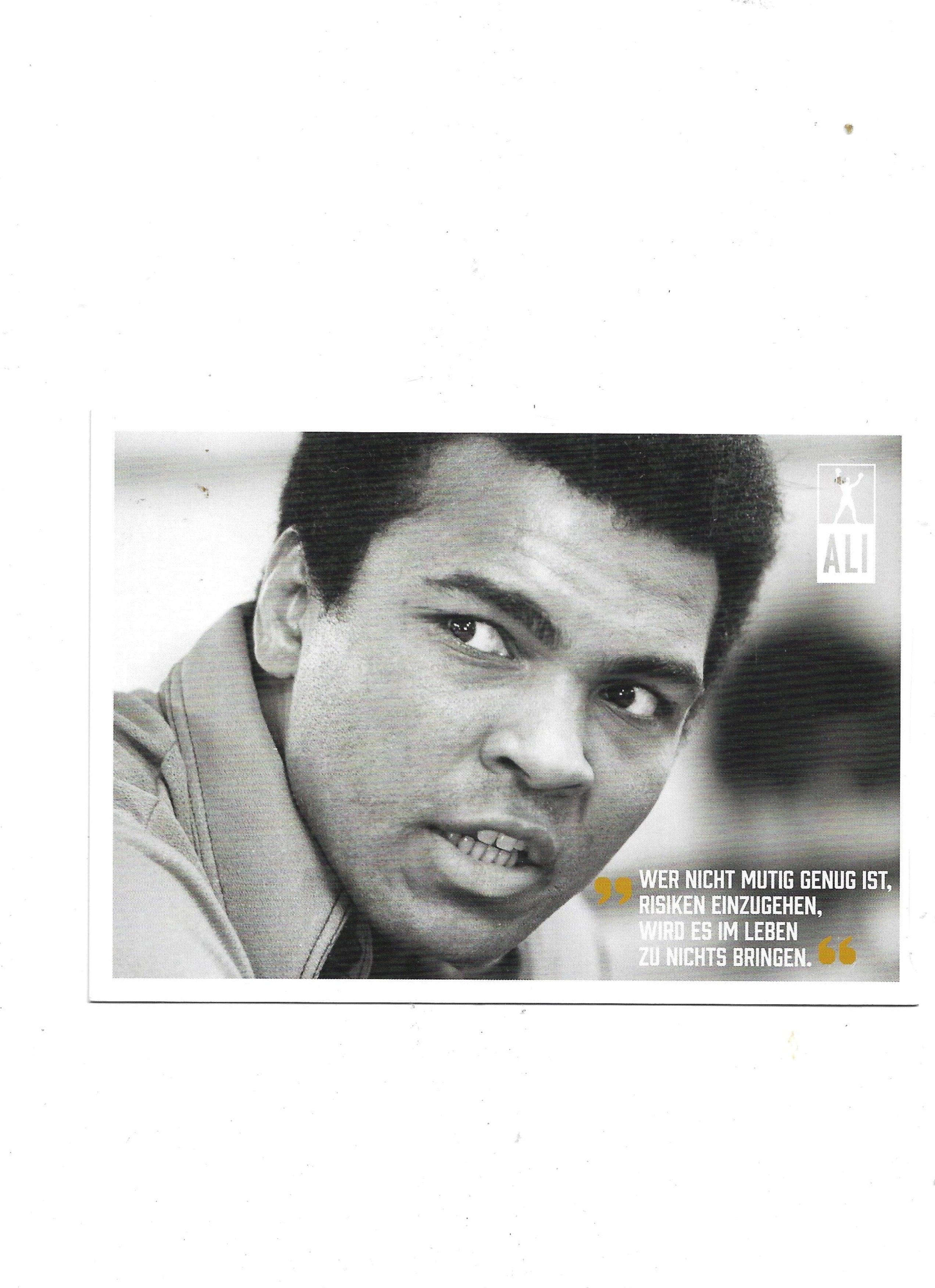 „Postkarte A6 ‚Muhammad Ali – Risiken eingehen‘; stabiles Papier, satte Farben, gute Druckqualität, Format 10,5 × 14,8 cm, 8 g, EAN 4017272202168, Hersteller Anderskartig – Modern Times GmbH“