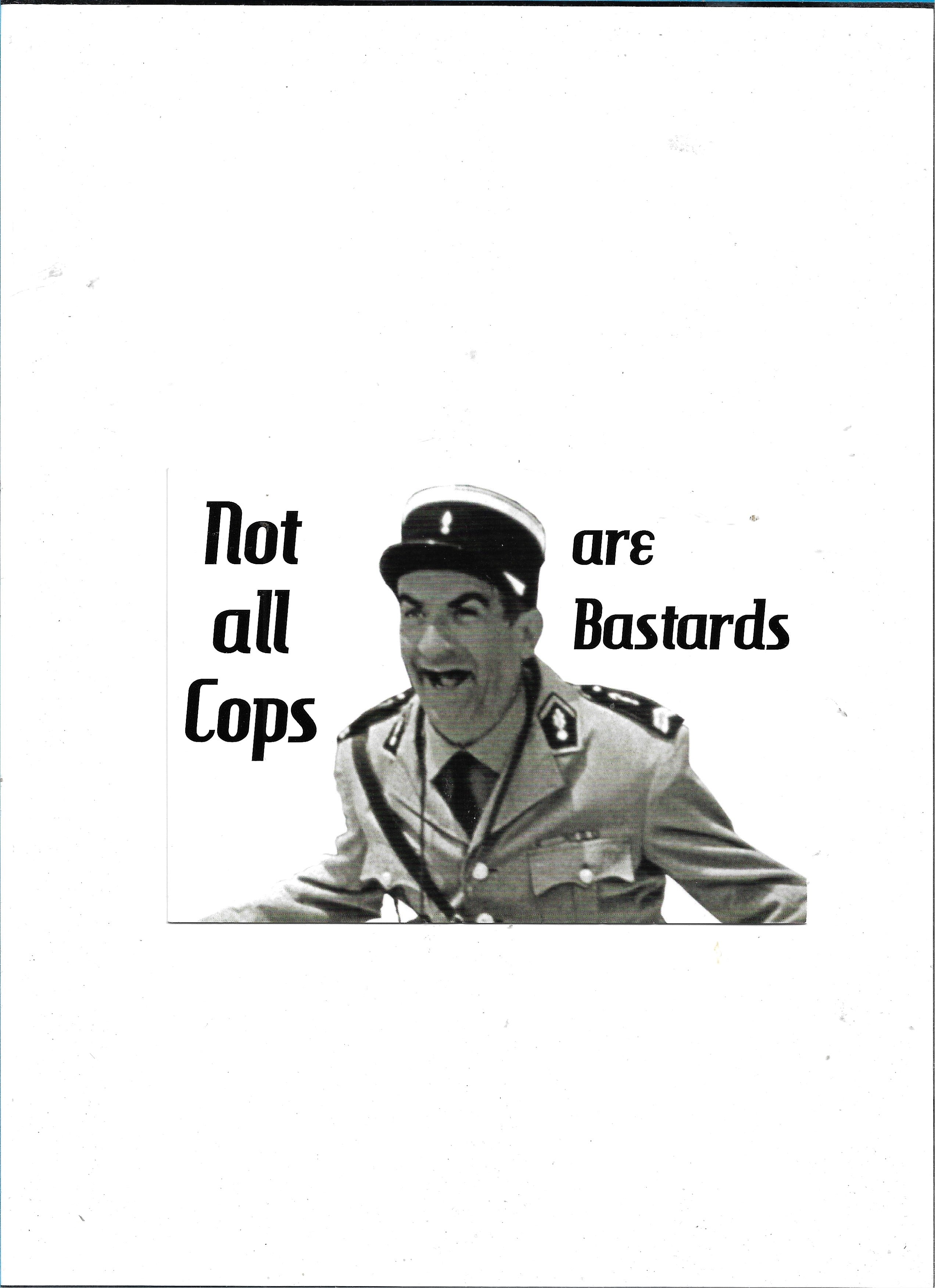 „Postkarte A6 ‚Not All Cops Are Bastards‘ – Louis‑de‑Funès‑Motiv; stabiles Papier, satte Farben, gute Druckqualität, Format 10,5 × 14,8 cm, EAN 40172722040941, Hersteller Anderskartig – Modern Times GmbH“ 