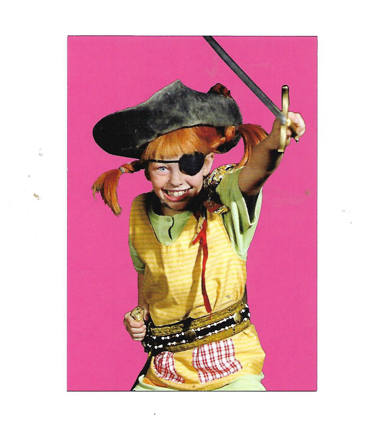 „Postkarte A6 ‚Pippi als Pirat‘; stabiles Papier, satte Farben, gute Druckqualität, Format 10,5 × 14,8 cm, EAN 4030576501072, Hersteller Anderskartig – Modern Times GmbH“ 