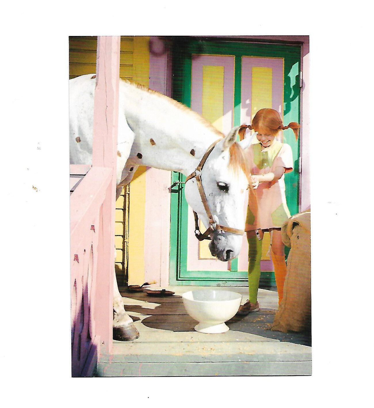 „Postkarte A6 ‚Pippi füttert Kleiner Onkel‘; stabiles Papier, satte Farben, gute Druckqualität, Format 10,5 × 14,8 cm, neu, EAN 4030576501188, Hersteller Anderskartig – Modern Times GmbH“