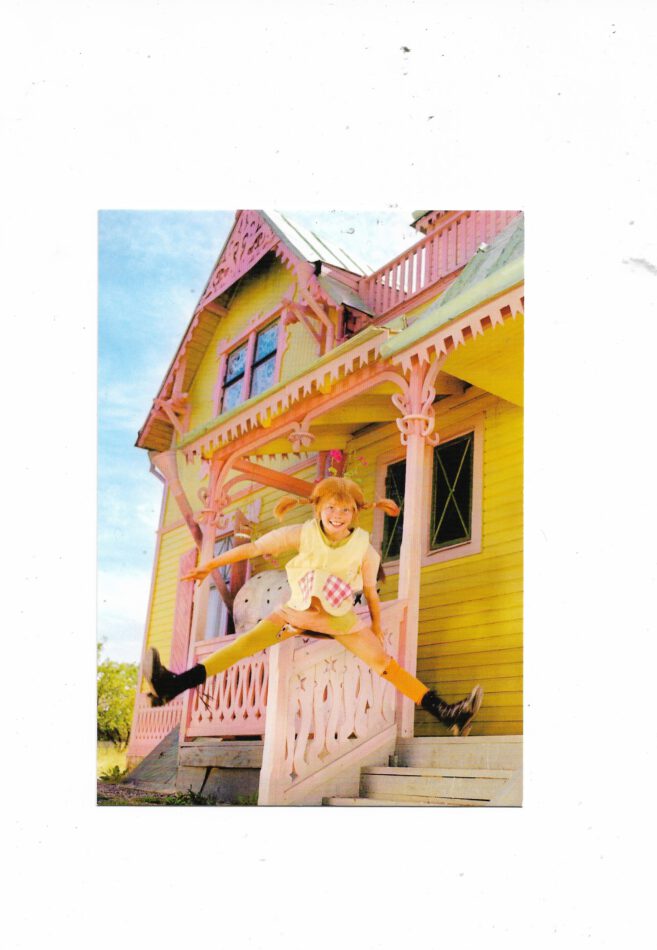 „Postkarte A6 ‚Pippi Langstrumpf – Freudensprung vor der Villa Kunterbunt‘; stabiles Papier, satte Farben, gute Druckqualität, Format 10,5 × 14,8 cm, neu, EAN 4030576501058, Hersteller Anderskartig – Modern Times GmbH“