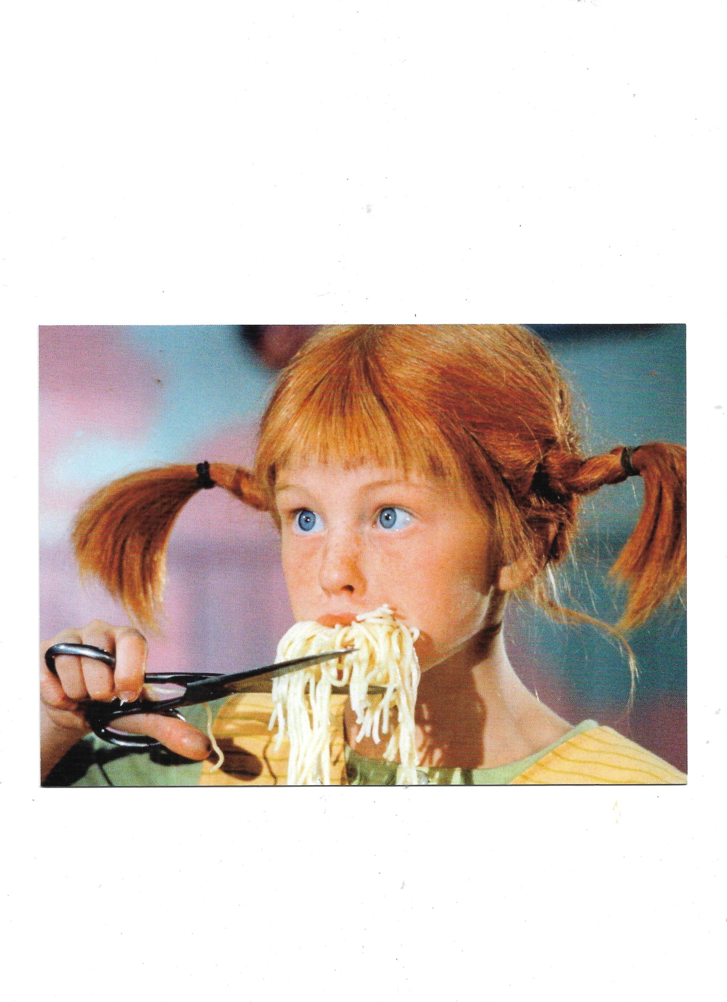 „Postkarte A6 ‚Pippi isst Spaghetti mit Schere‘; stabiles Papier, satte Farben, gute Druckqualität, Format 10,5 × 14,8 cm, neu, EAN 4030576501133, Hersteller Anderskartig – Modern Times GmbH“  