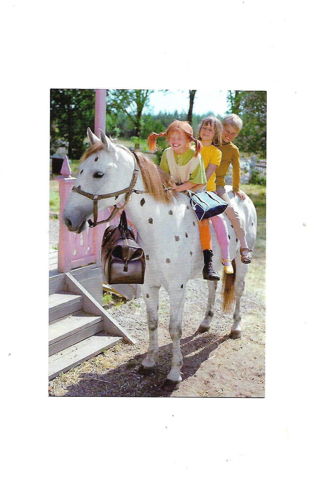 „Postkarte A6 ‚Pippi mit Freunden auf Kleiner Onkel‘; stabiles Papier, satte Farben, gute Druckqualität, Format 10,5 × 14,8 cm, neu, EAN 4030576501171, Hersteller Anderskartig – Modern Times GmbH“