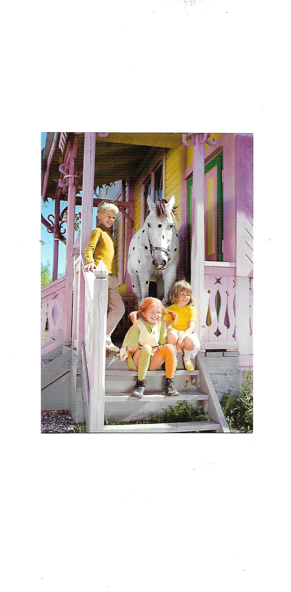 „Postkarte A6 ‚Pippi Langstrumpf – Inger Nielsson – Pippi mit Freunden‘; stabiles Papier, satte Farben, gute Druckqualität, Format 10,5 × 14,8 cm, neu, EAN 4030576501119, Hersteller Anderskartig – Modern Times GmbH“
