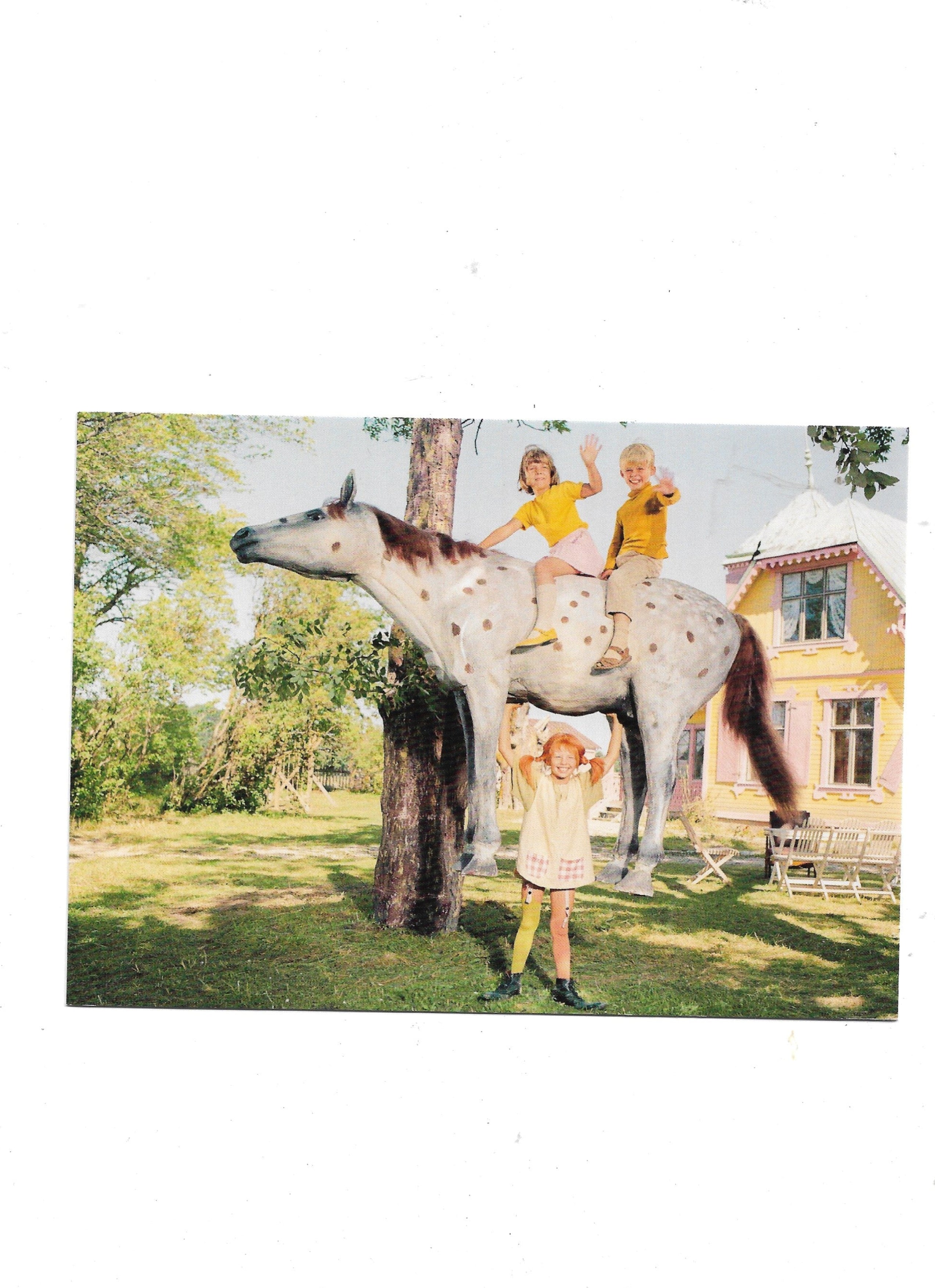 „Postkarte A6 ‚Pippi Langstrumpf – Inger Nielsson stemmt Kleiner Onkel mit Freunden‘; stabiles Papier, satte Farben, gute Druckqualität, Format 10,5 × 14,8 cm, neu, EAN 4030576501270, Hersteller Anderskartig – Modern Times GmbH“