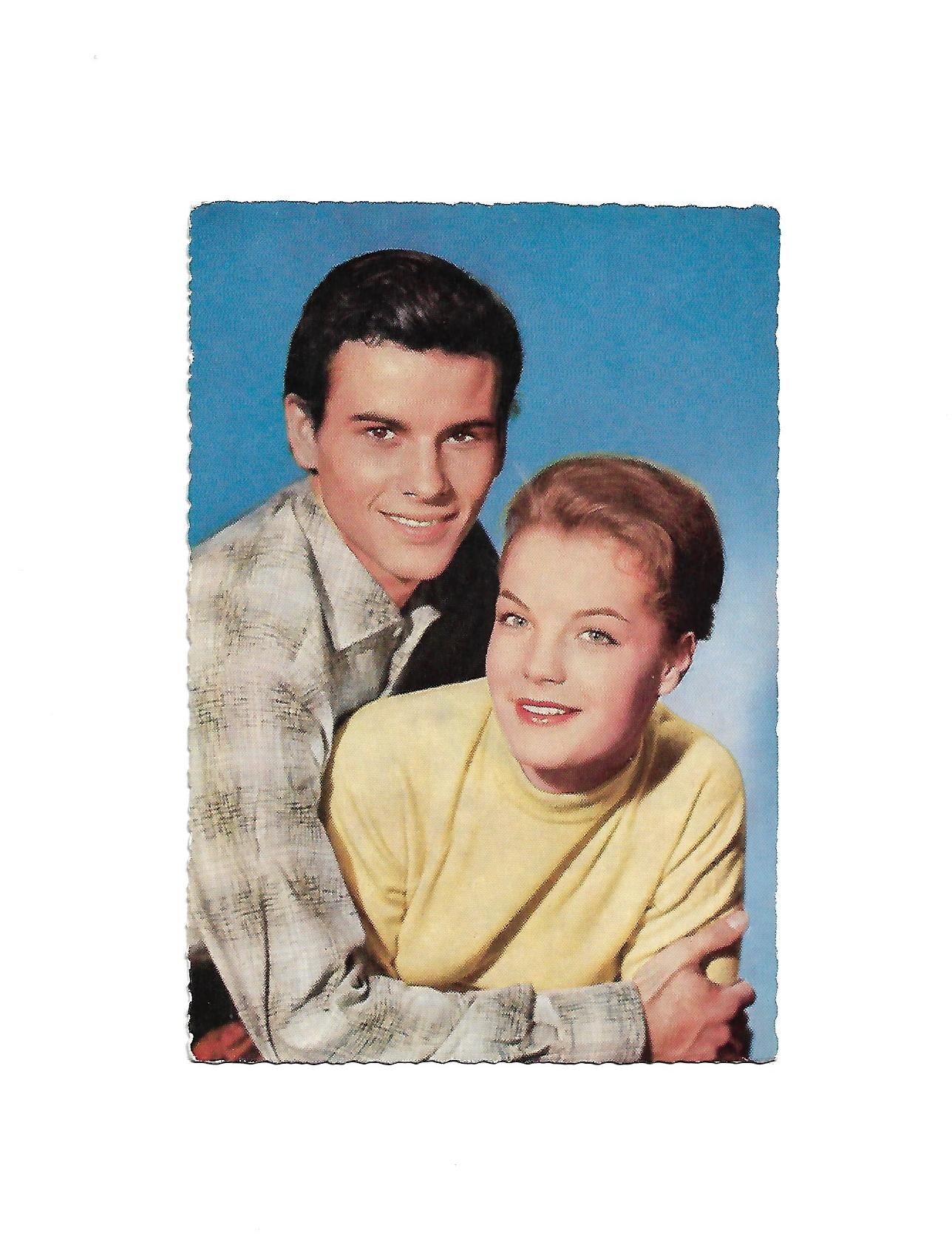 „Postkarte A6 ‚Romy Schneider und Horst Buchholz‘; stabiles Papier, satte Farben, gute Druckqualität, Format 10,5 × 14,8 cm, gebraucht, guter Zustand, nicht gelaufen, hergestellt von WS‑Druck Wanne‑Eickel“