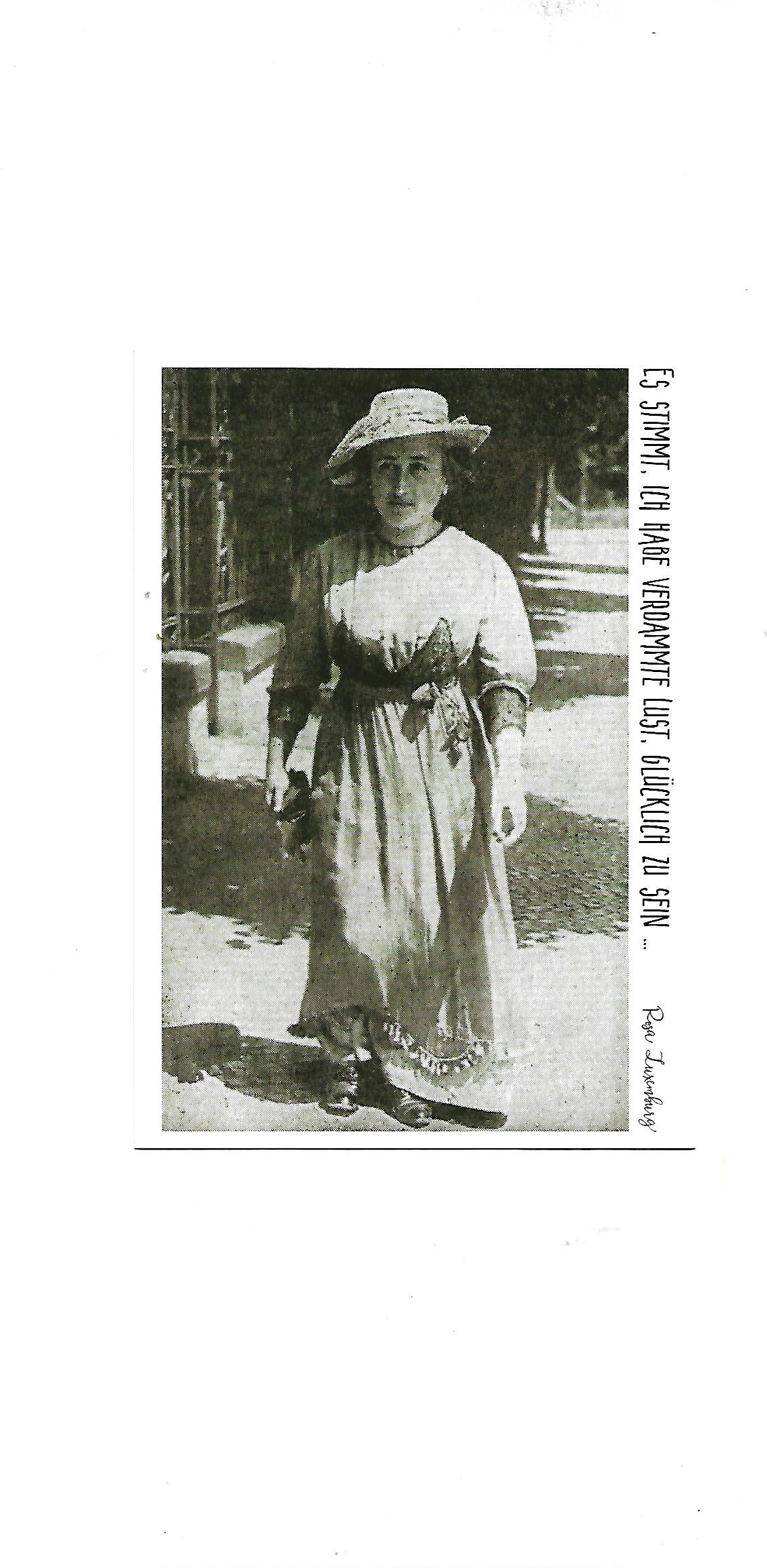 „Postkarte A6 ‚Rosa Luxemburg – Es stimmt, ich habe verdammt Lust, glücklich zu sein‘; stabiles Papier, satte Farben, gute Druckqualität, Format 10,5 × 14,8 cm, neu, EAN 4017272024609, Hersteller Anderskartig – Modern Times GmbH“ 