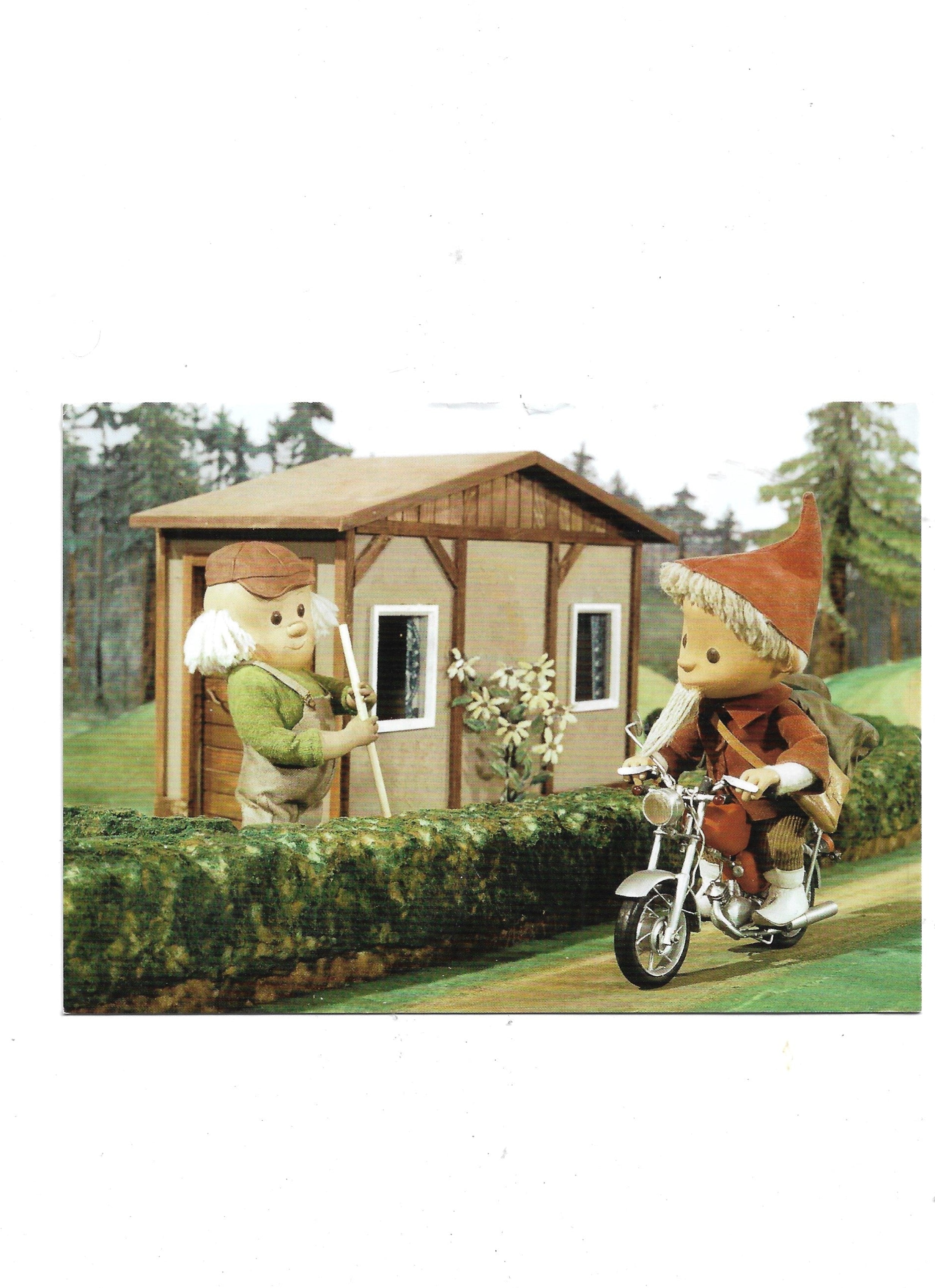 „Postkarte A6 ‚Sandmännchen auf dem Moped‘; stabiles Papier, satte Farben, gute Druckqualität, Format 10,5 × 14,8 cm, neu, EAN 4030576503885, Hersteller Anderskartig – Modern Times GmbH“  