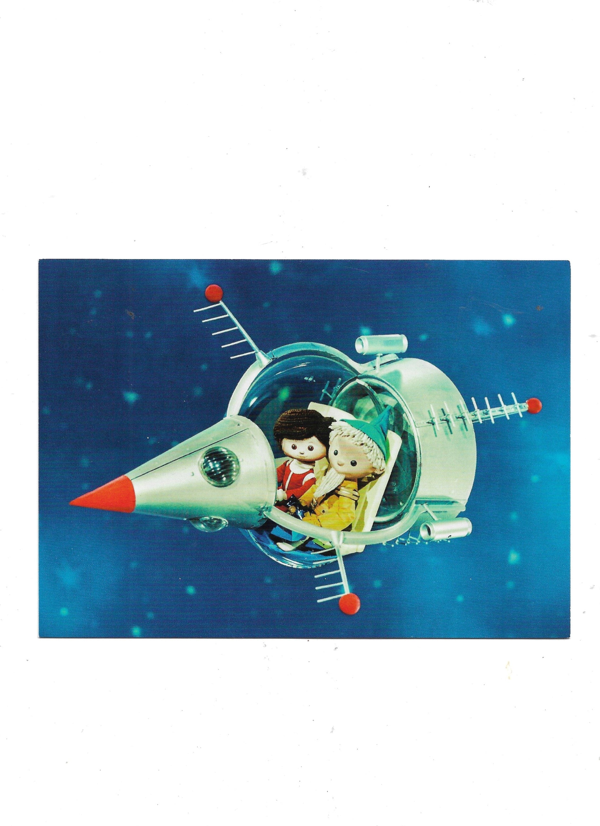 „Postkarte A6 ‚Sandmännchen mit Raumschiff im All‘; stabiles Papier, satte Farben, gute Druckqualität, Format 10,5 × 14,8 cm, neu, EAN 4030576502994, Hersteller Anderskartig – Modern Times GmbH.“