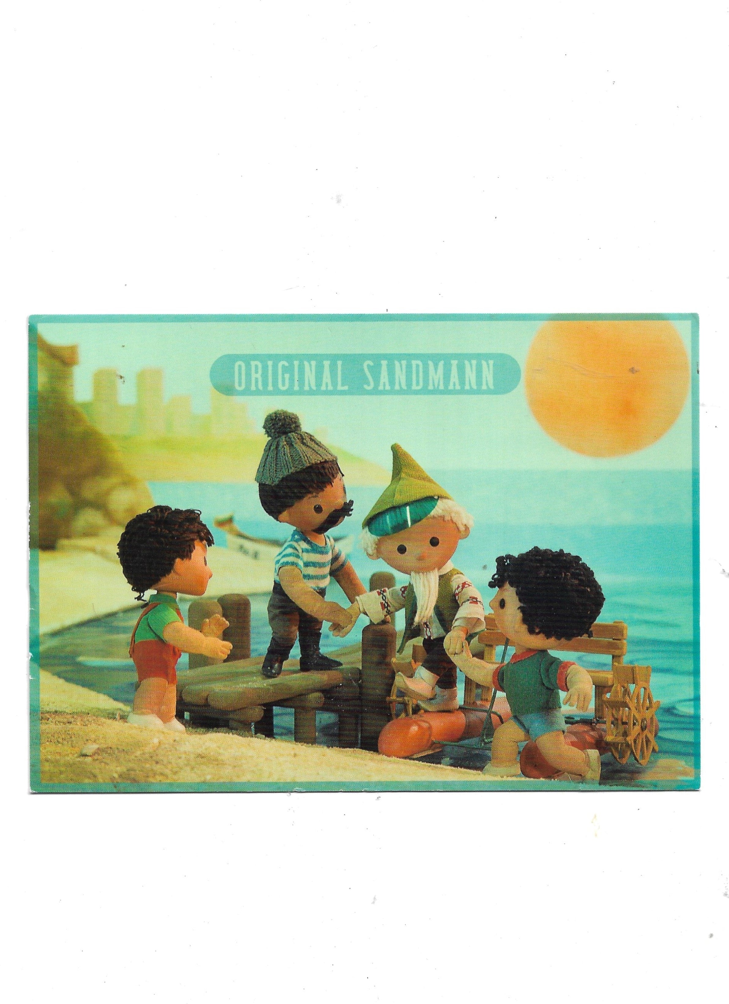 „Postkarte A6 ‚Sandmännchen – Original Sandmann – Am Steg‘; stabiles Papier, satte Farben, gute Druckqualität, Format 10,5 × 14,8 cm, neu, EAN 4030576502857, Hersteller Anderskartig – Modern Times GmbH“