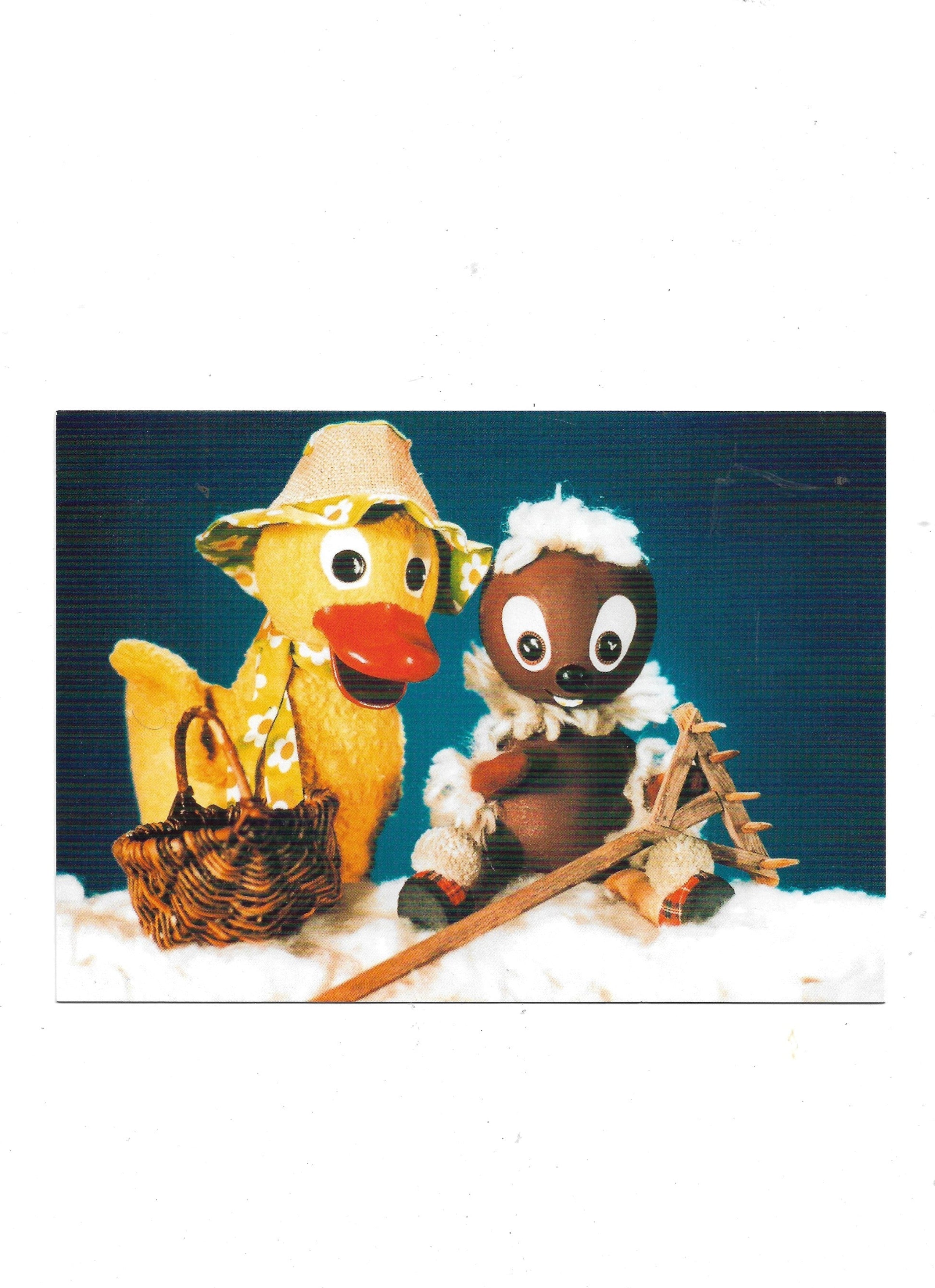 „Postkarte A6 ‚Sandmännchen – Schnatterinchen und Pittiplatsch‘; stabiles Papier, satte Farben, gute Druckqualität, Format 10,5 × 14,8 cm, neu, EAN 4030576503281, Hersteller Anderskartig – Modern Times GmbH“