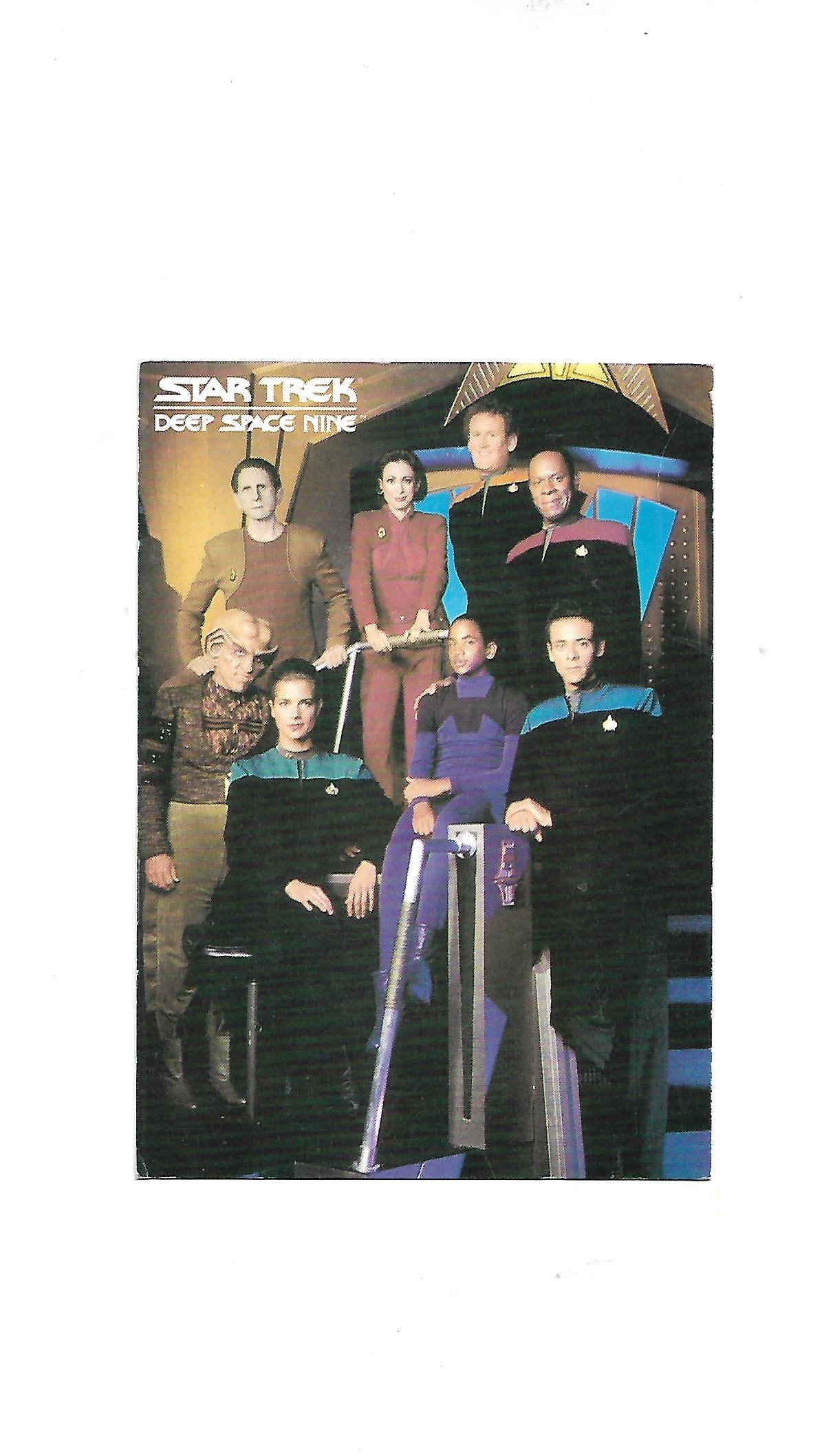 „Postkarte A6 ‚Star Trek – Deep Space Nine Team‘; stabiles Papier, satte Farben, gute Druckqualität, Format 10,5 × 14,8 cm, ohne EAN, Hersteller M + V Marketing Verlags GmbH, Wuppertal, 1994.“