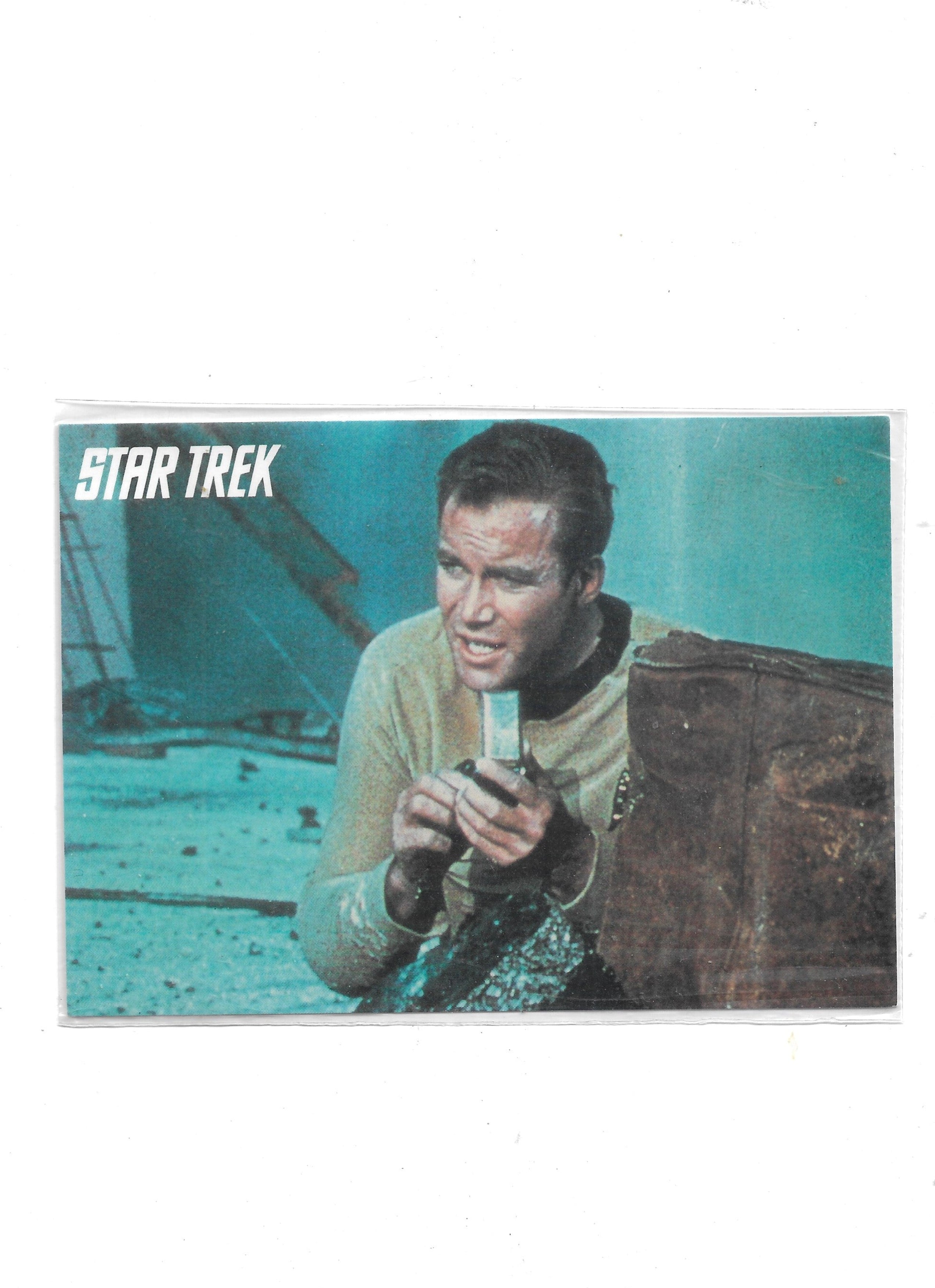 „Postkarte A6 Star Trek – Captain Kirk ruft die Enterprise; farbiges Sci‑Fi‑Motiv, stabiles Papier, satte Farben, gute Druckqualität, Format 10,5 × 14,8 cm; Rückseite leicht fleckig; Hersteller unbekannt, ohne EAN.“