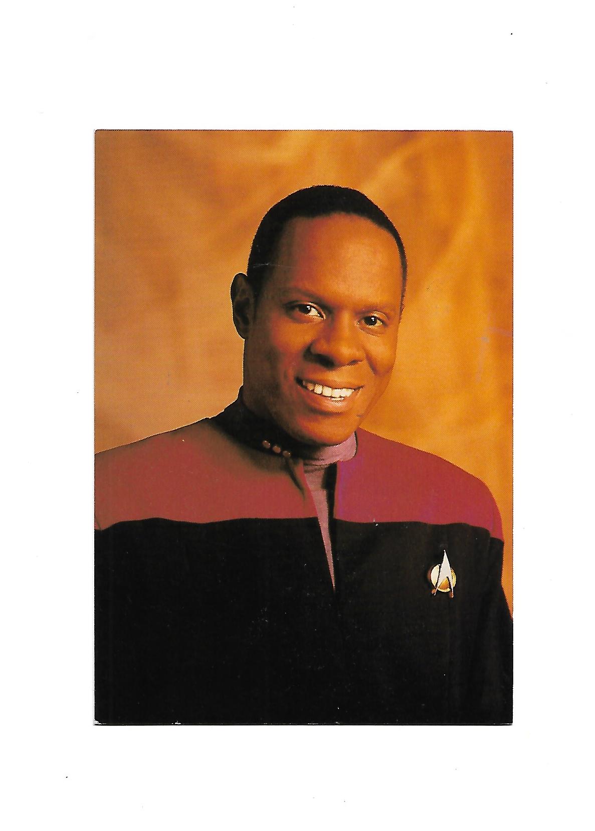 „Postkarte A6 ‚Star Trek – Deep Space Nine – Commander Benjamin Sisko‘; stabiles Papier, satte Farben, gute Druckqualität, Format 9,5 × 14,5 cm, Rückseite leicht fleckig, ohne EAN, Hersteller M + V Marketing Verlags GmbH, Wuppertal, 1994.“