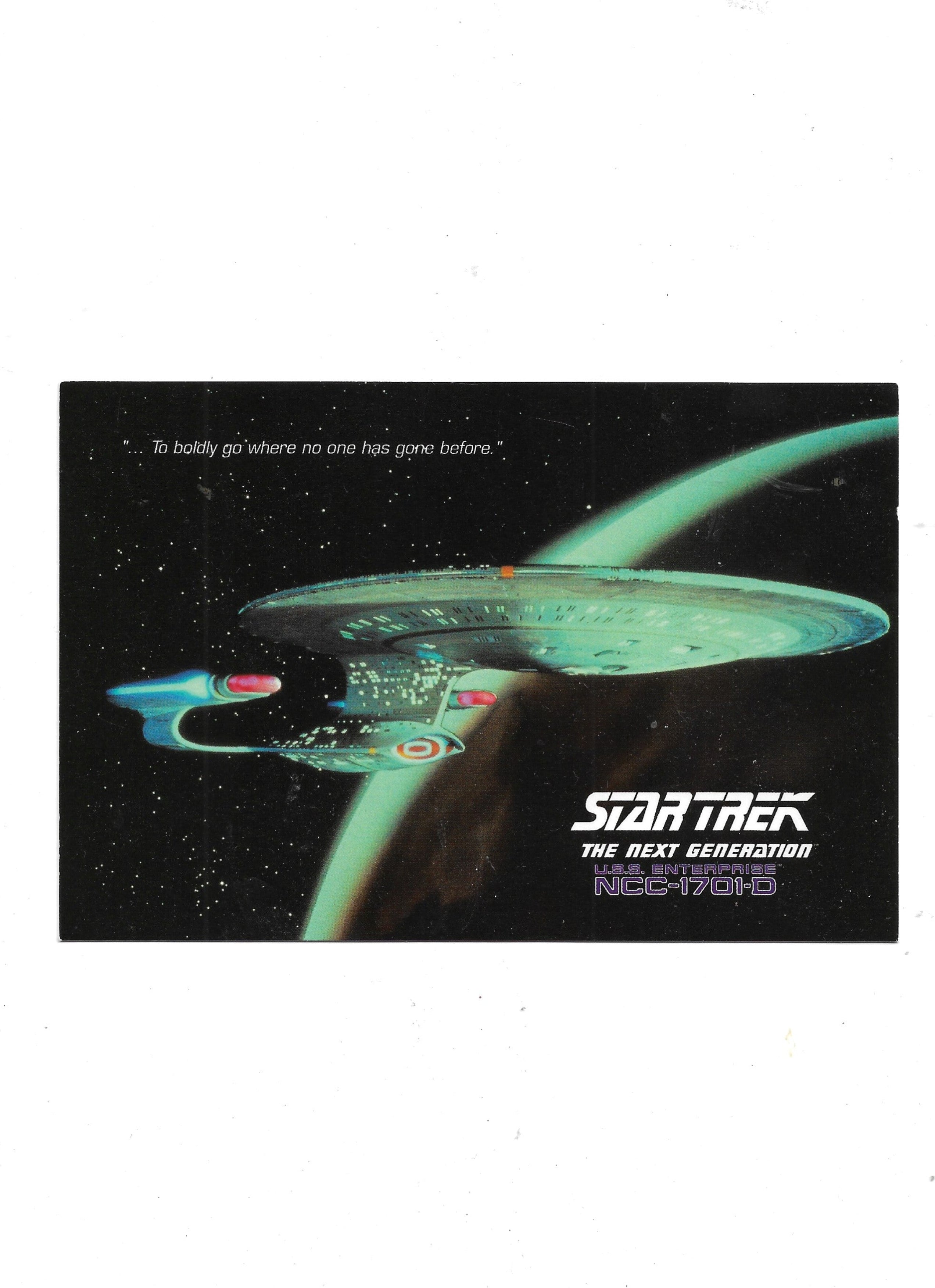 „Postkarte A6 ‚Star Trek – The Next Generation – Raumschiff NCC‑1701‑D‘; guter Zustand, 9,5 × 14,5 cm, satte Farben, stabile Druckqualität, EAN 4035519373723, veröffentlicht von ZigZag Posters Germany.“ 