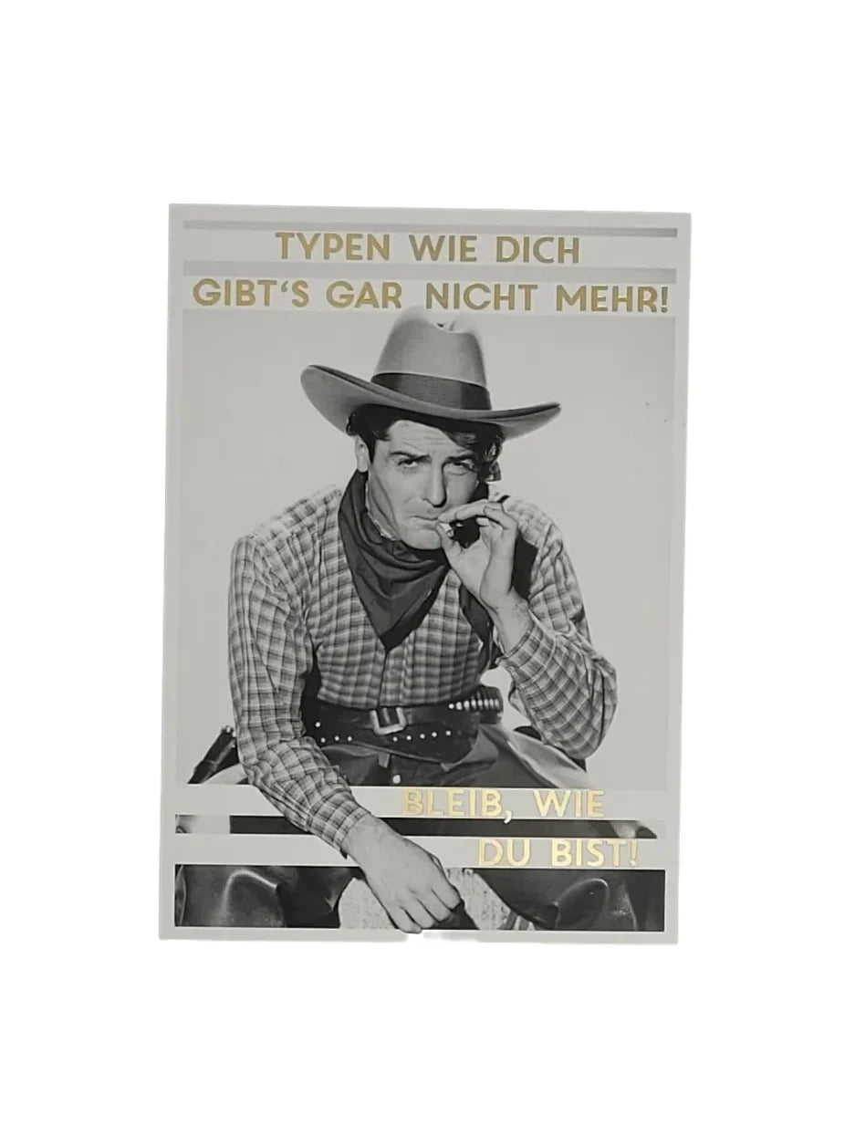 „Schwarz-weiße Postkarte mit einem Cowboy im klassischen Western-Outfit, der eine Zigarre raucht. Daneben der Spruch: ‚Typen wie dich gibt’s gar nicht mehr! Bleib, wie du bist!‘ – eine nostalgische Hommage an echte Charaktere.“