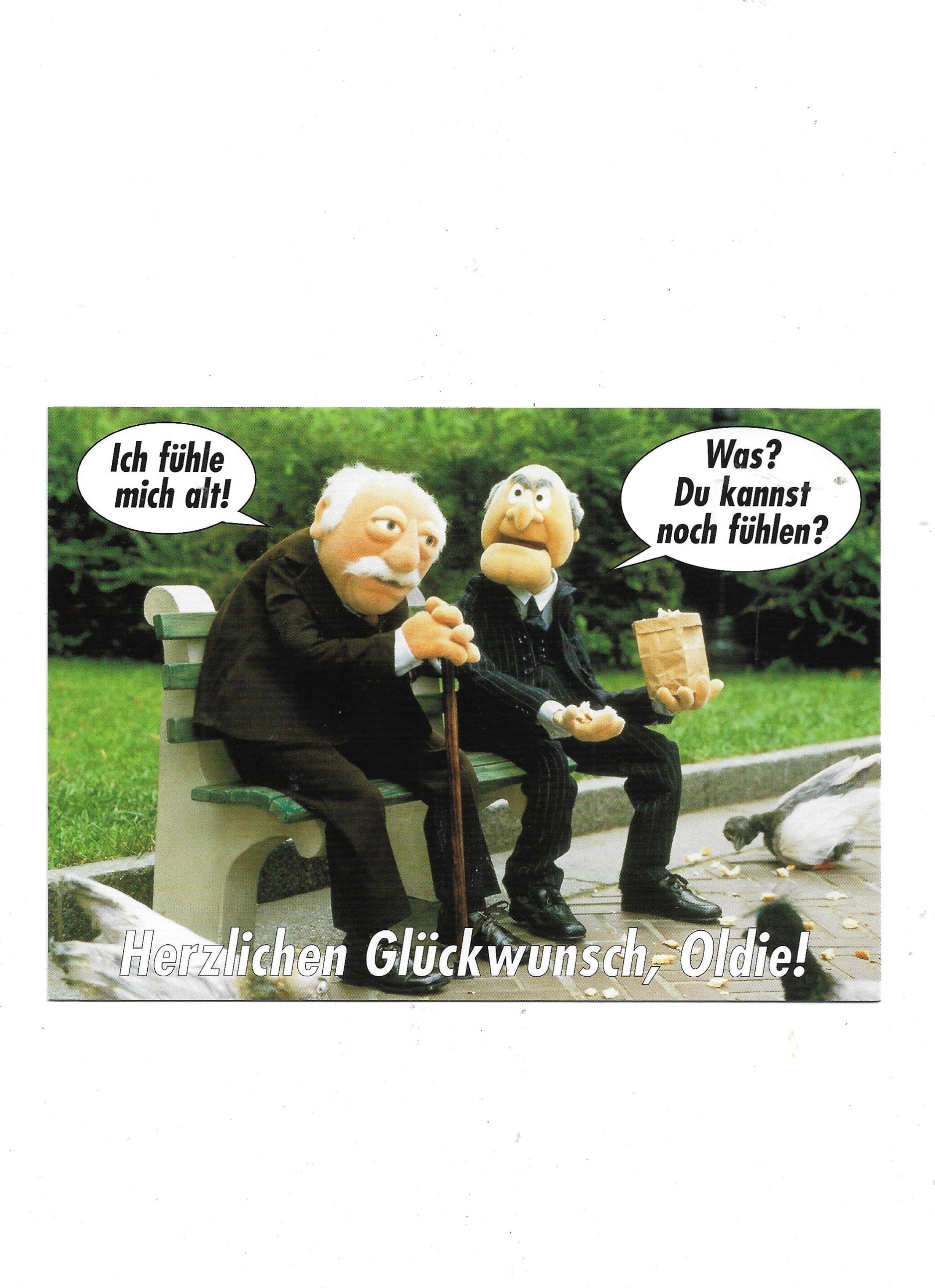 „Postkarte A6 ‚Waldorf & Statler – Herzlichen Glückwunsch, Oldie!‘; stabiles Papier, satte Farben, gute Druckqualität, Format 10,5 × 14,8 cm, 8 g, EAN 4017272004984, Hersteller Anderskartig – Modern Times GmbH.“ 