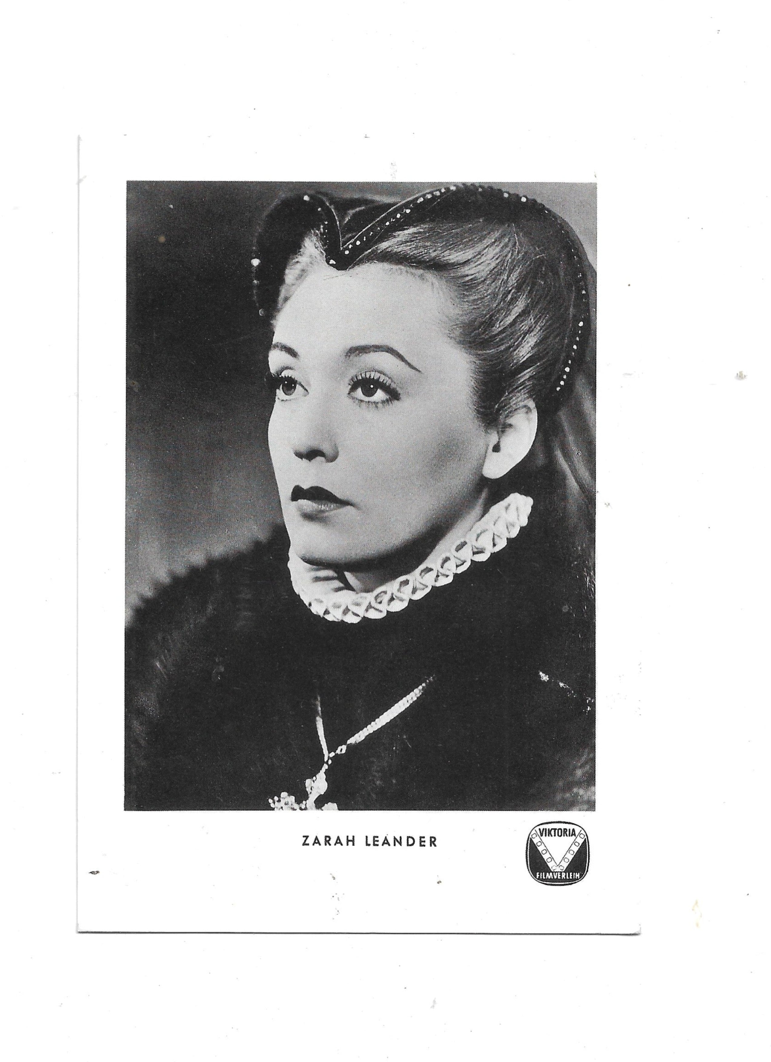 „Postkarte A6 Zarah Leander – Das Herz der Königin; limitierte Jubiläums‑Auflage, herausgegeben von Kub Filmwelt Berlin / Archiv für Film‑Geschichte; stabiles Papier, gute Druckqualität, Format 10,5 × 14,8 cm;