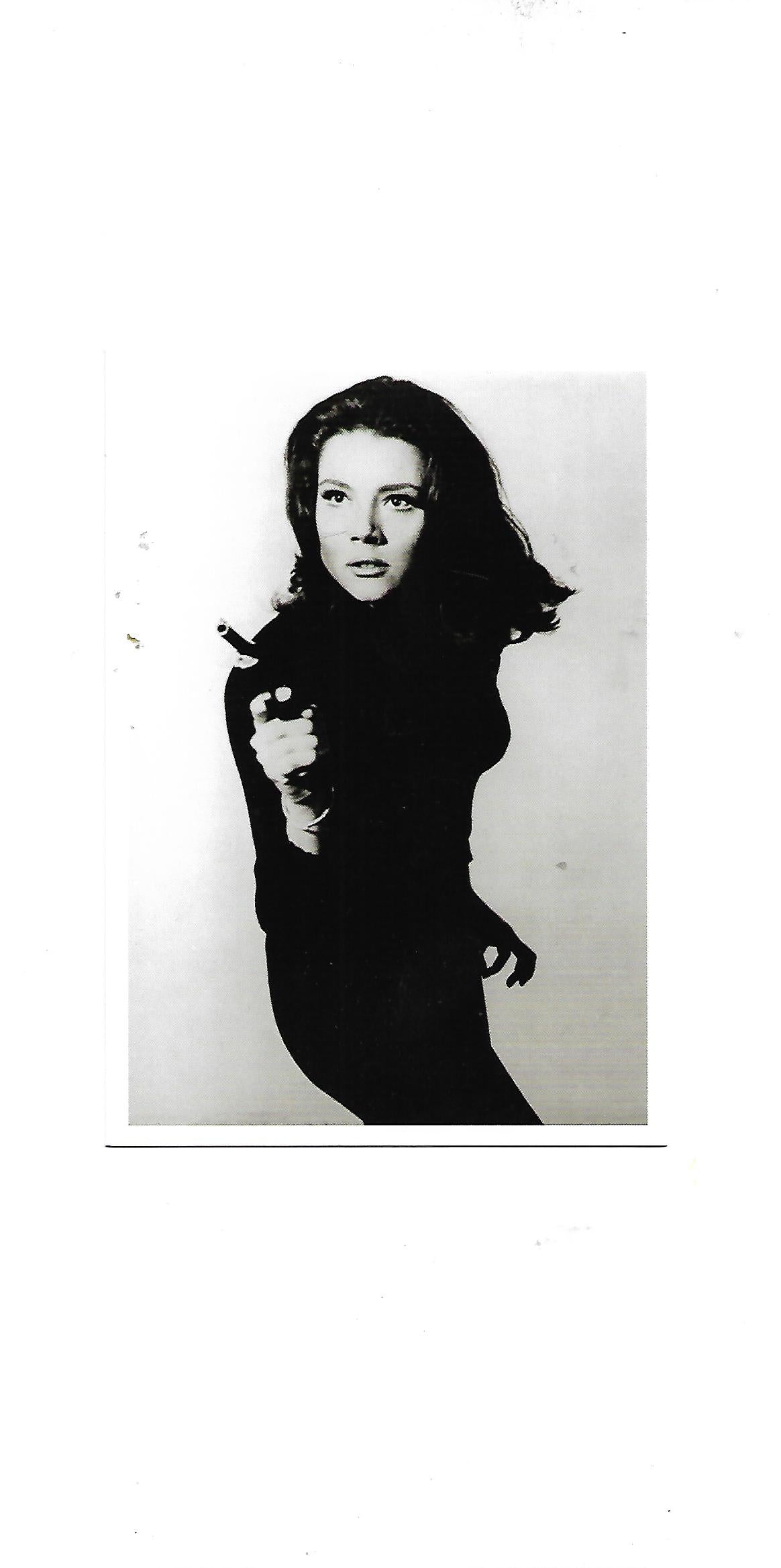 „Postkarte A6 ‚Emma Peel – Diana Rigg – The Avengers‘; stabiles Papier, satte Farben, gute Qualität, Format 10,5 × 14,8 cm“ 