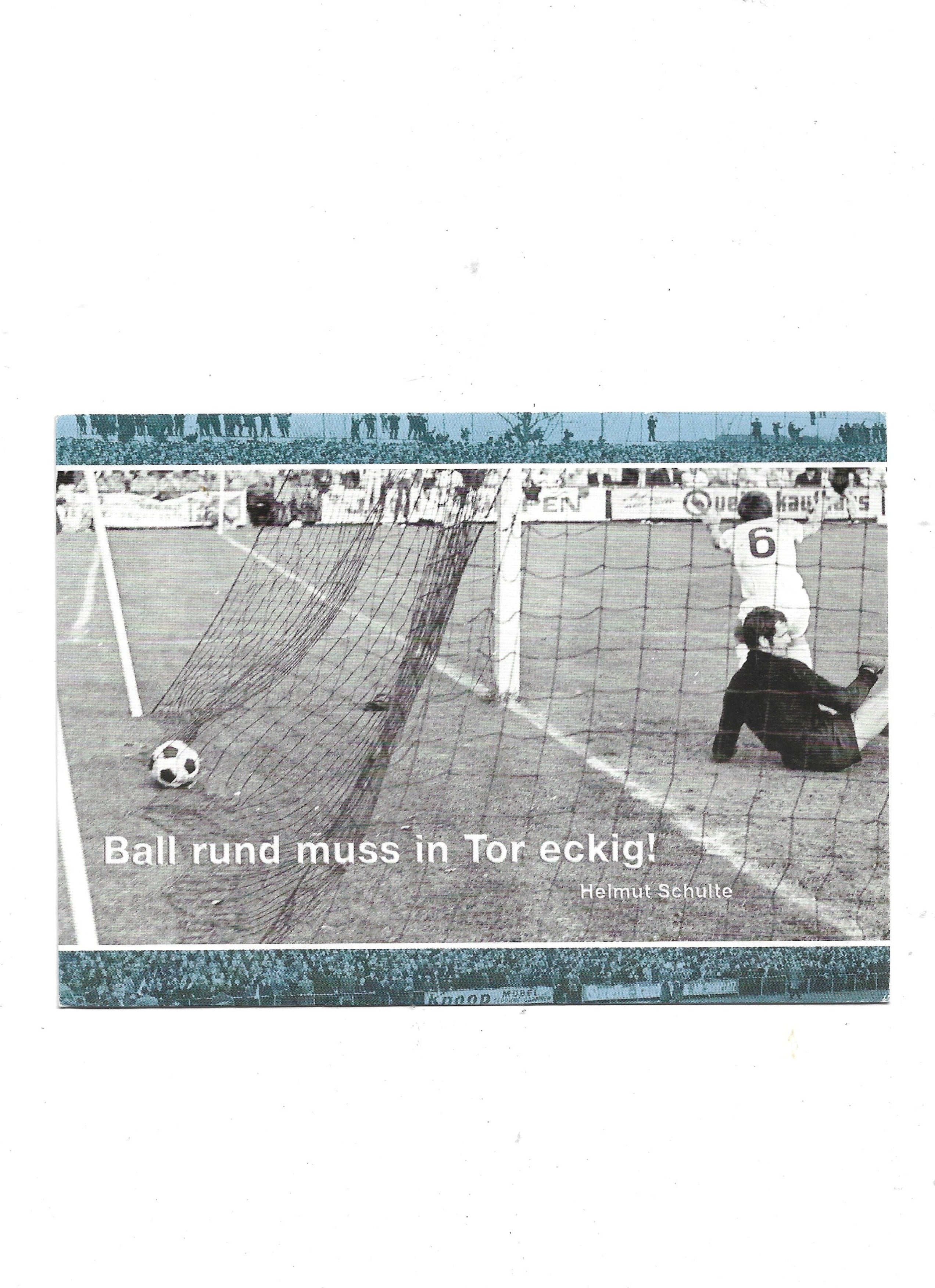 „Postkarte A6 ‚Fußball‑Weisheiten – Ball rund muss in Tor eckig! – Helmut Schulte‘; stabiles Papier, satte Farben, gute Qualität, Format 10,5 × 14,8 cm“  