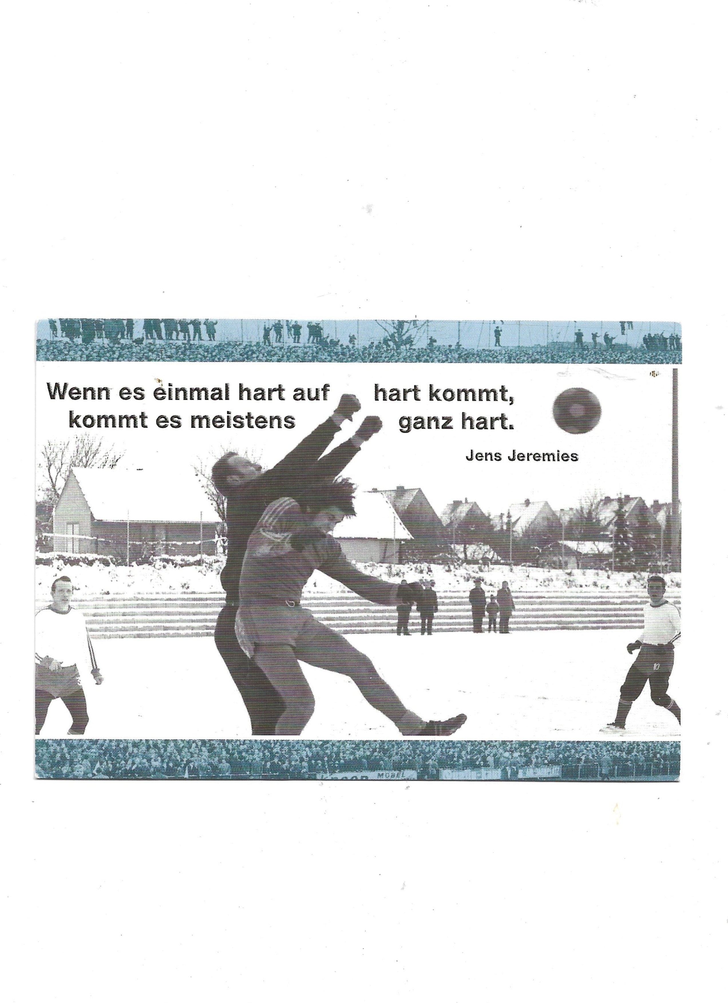 „Postkarte A6 ‚Fußball‑Weisheiten – Wenn es einmal hart auf hart kommt, kommt es meistens ganz hart. – Jens Jeremies‘; stabiles Papier, satte Farben, gute Druckqualität, Format 10,5 × 14,8 cm, 8 g