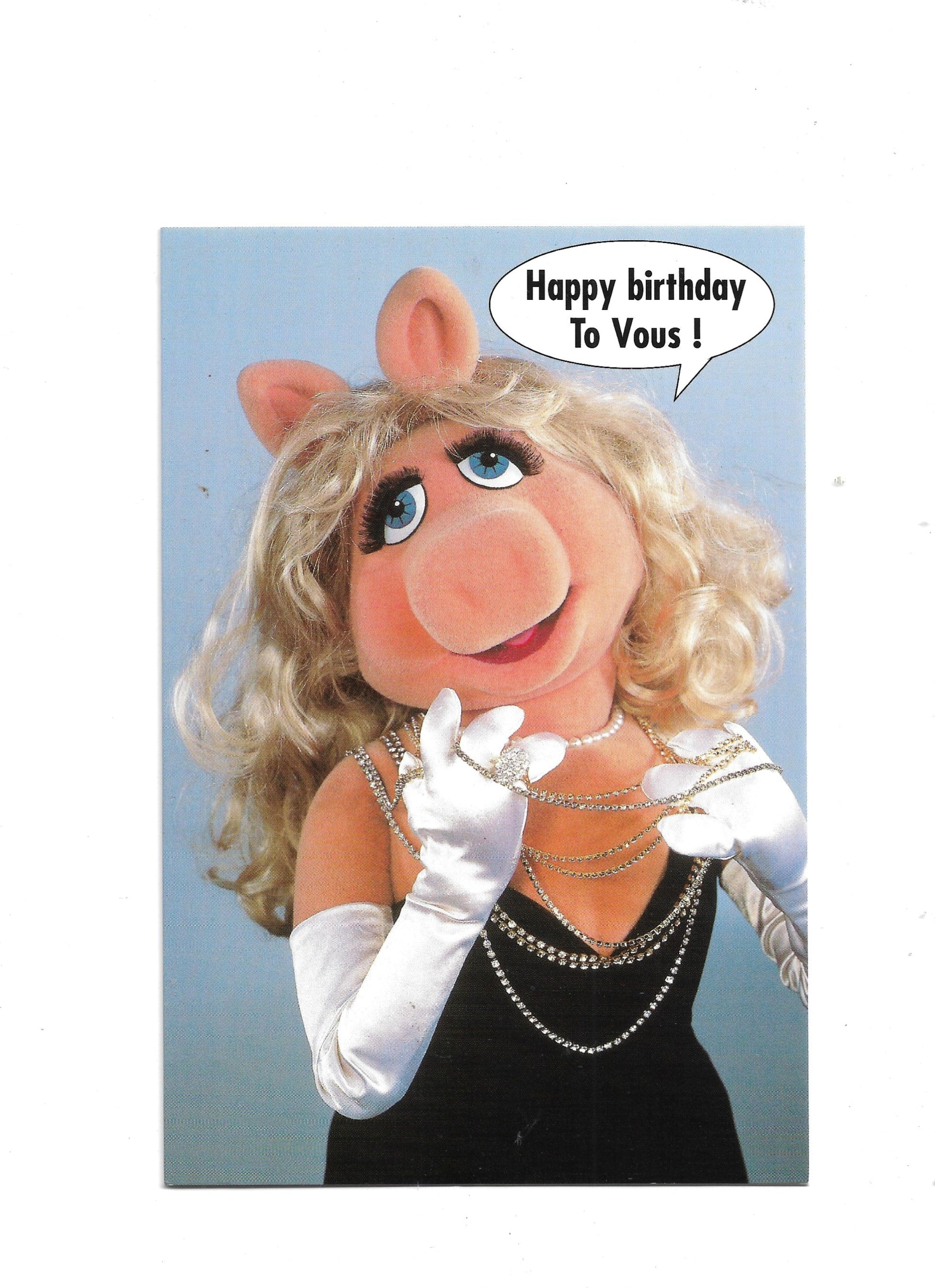 „Aufklappbare Grußkarte Miss Piggy – Happy Birthday To Vous; innen viel Platz zum Eintragen, inklusive Briefkuvert; Format 17,5 × 12 cm; EAN 4017272002904; published by Art Concept – Kermit Collection.“
