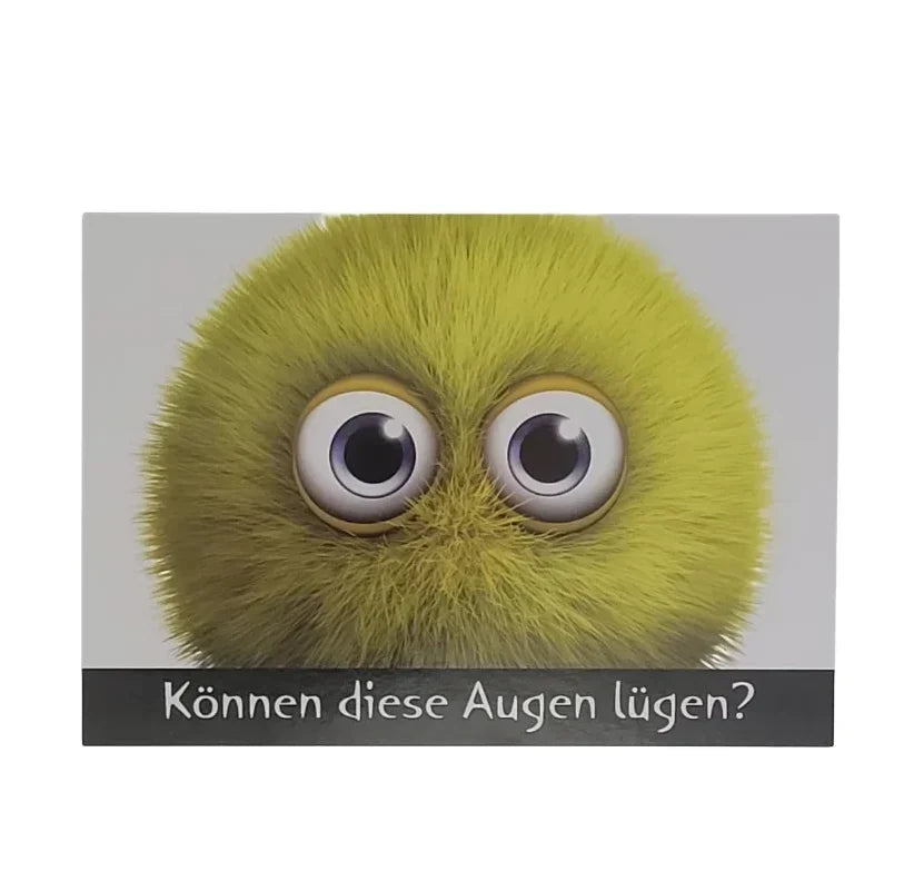 „Postkarte mit einem runden, flauschigen Wesen mit großen, treu blickenden Augen. Darunter der Spruch: ‚Können diese Augen lügen?‘ – ein humorvoller und herzerwärmender Blickfänger.“